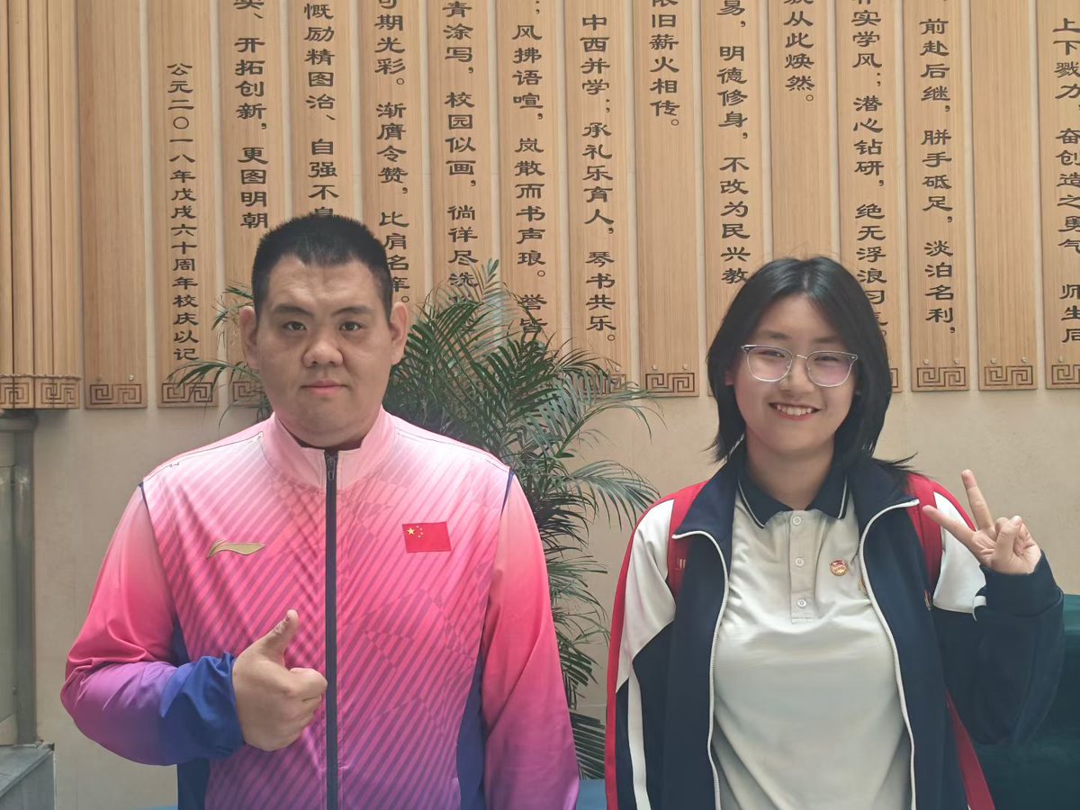 feiziwei1's tweet photo. 再补两张，其实在学校��借着脚滑摸过她的胸，确实软，还能摸到乳头，可惜就是长的太一般了 https://t.co/ofTvwok32M