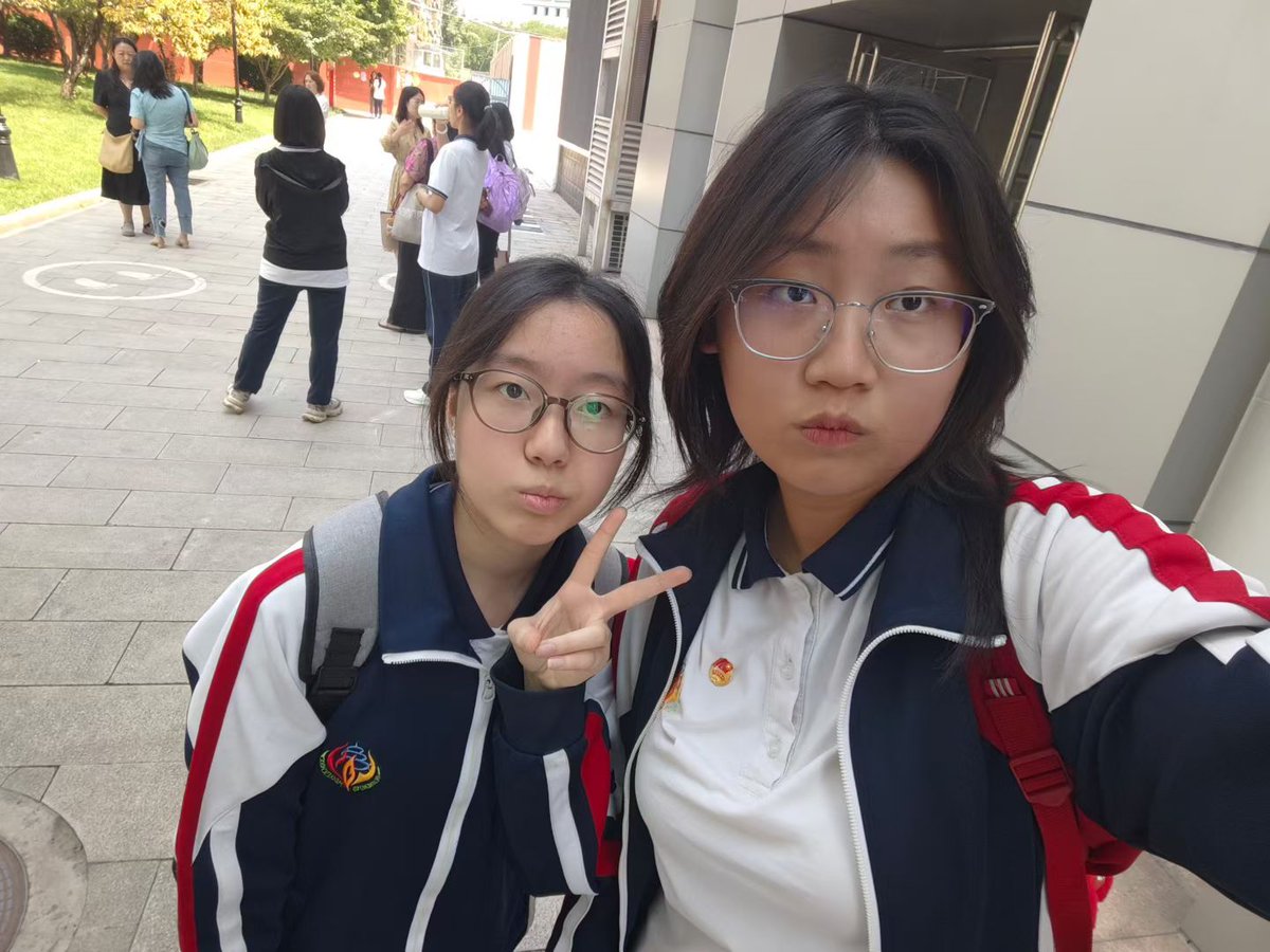 feiziwei1's tweet photo. 再补两张，其实在学校��借着脚滑摸过她的胸，确实软，还能摸到乳头，可惜就是长的太一般了 https://t.co/ofTvwok32M