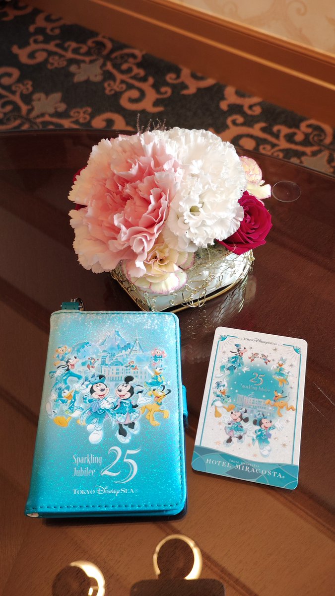 marikko0908's tweet photo. 久しぶりのミラコスタ。予約開始に数分出遅れたんだけど、狙ってたハーバールームハーバービューだけがこぼれ落ちてくるという奇跡が起きた✨リクエストはしてないけど今回も5階。やっぱりハバハバってコスパいい👍
サローネでカードキー＆キーケースも無事に買えたしジュビリーシールももらえた🙌 https://t.co/IK6Dh3fwTX