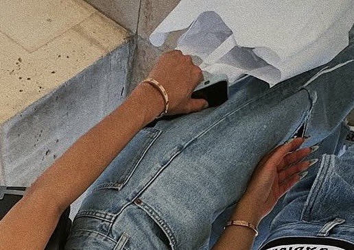 windydd11's tweet photo. “Matching jewelries” while she wore her Cartier things since 2018 and they match her bestie too, not only jws but bags &amp; many other things. U think we don’t kw but we know much better than u granny. The difference is we don’t use priv info to attack strangers @cherry_lil71444 https://t.co/9ukOhpvILb