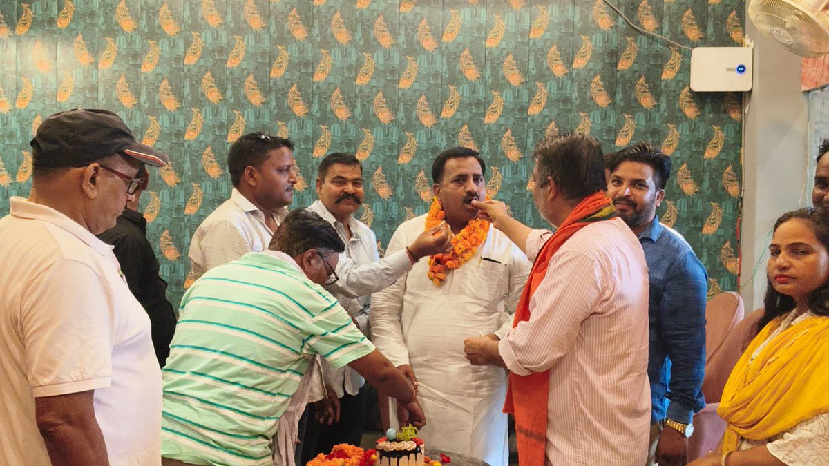 SabhajeetAAP's tweet photo. आज मेरे जन्मदिन के अवसर पर आप सभी साथी कार्यकर्ताओं ने केक काटकर जो स्नेह, सम्मान और अपनापन दिया है, उसके लिए मैं आप सभी का सहृदय आभार व्यक्त करता हूँ।

इस अपार स्नेह के लिए आप सभी का बहुत-बहुत धन्यवाद! https://t.co/gxXVxhngDx
