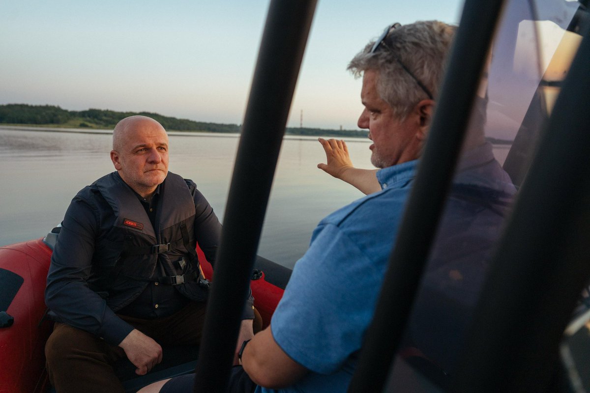 pawelkowalpl's tweet photo. 🇵🇱Rozmawialiśmy o Tarnobrzegu, o wykorzystanych szansach jak Jezioro Tarnobrzeskie i o zadaniach na przyszłość. Dziękuję za letnie spotkanie koła KO w Tarnobrzegu pod przewodnictwem Norberta Mastalerza, które tym razem odbyło się w wyjątkowych okolicznościach – nad Jeziorem Tarnobrzeskim. Tarnobrzeski akwen to prawdziwa perła regionu, a luźniejsza, plenerowa atmosfera sprzyjała nie tylko integracji, ale też świetnym dyskusjom o przyszłości miasta i dalszych planach działania. Silne zaangażowanie lokalnych struktur i energia Norberta to gwarancja, że wspólnie zrobimy dla Tarnobrzega jeszcze mnóstwo dobrego. Dziękuję wszystkim za świetne rozmowy i udane popołudnie! A, i najważniejsze. Dziękuję za coiny tarnobrzeskiej organizacji KO.
#Tarnobrzeg #JezioroTarnobrzeskie #Podkarpacie @NMastalerz @KO_Podkarpackie