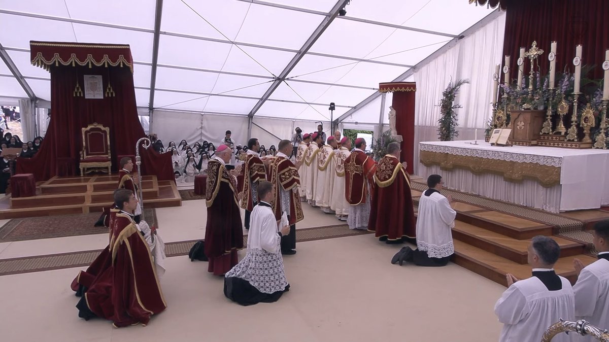 Jorodon3's tweet photo. "Y así, cubro las desnudeces de mi villanía con algunos trozos viejos cogidos de los libros sagrados, y les parezco un santo, mientras represento el papel del Demonio.". Ricardo III, Acto I, Escena III https://t.co/7vRK6Yf58K
