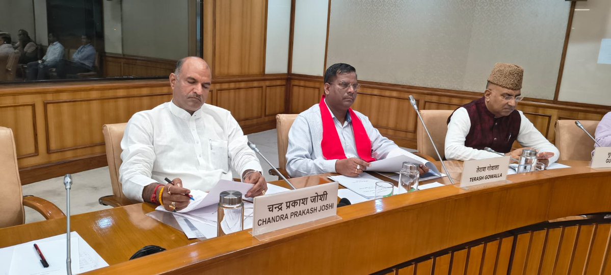 cpjoshiBJP's tweet photo. 📍नई दिल्ली 

आज संसद की ऊर्जा सम्बन्धी स्थायी समिति की बैठक में भाग लेकर समिति के विषयों पर चर्चा की। https://t.co/YZj6GK8SgG