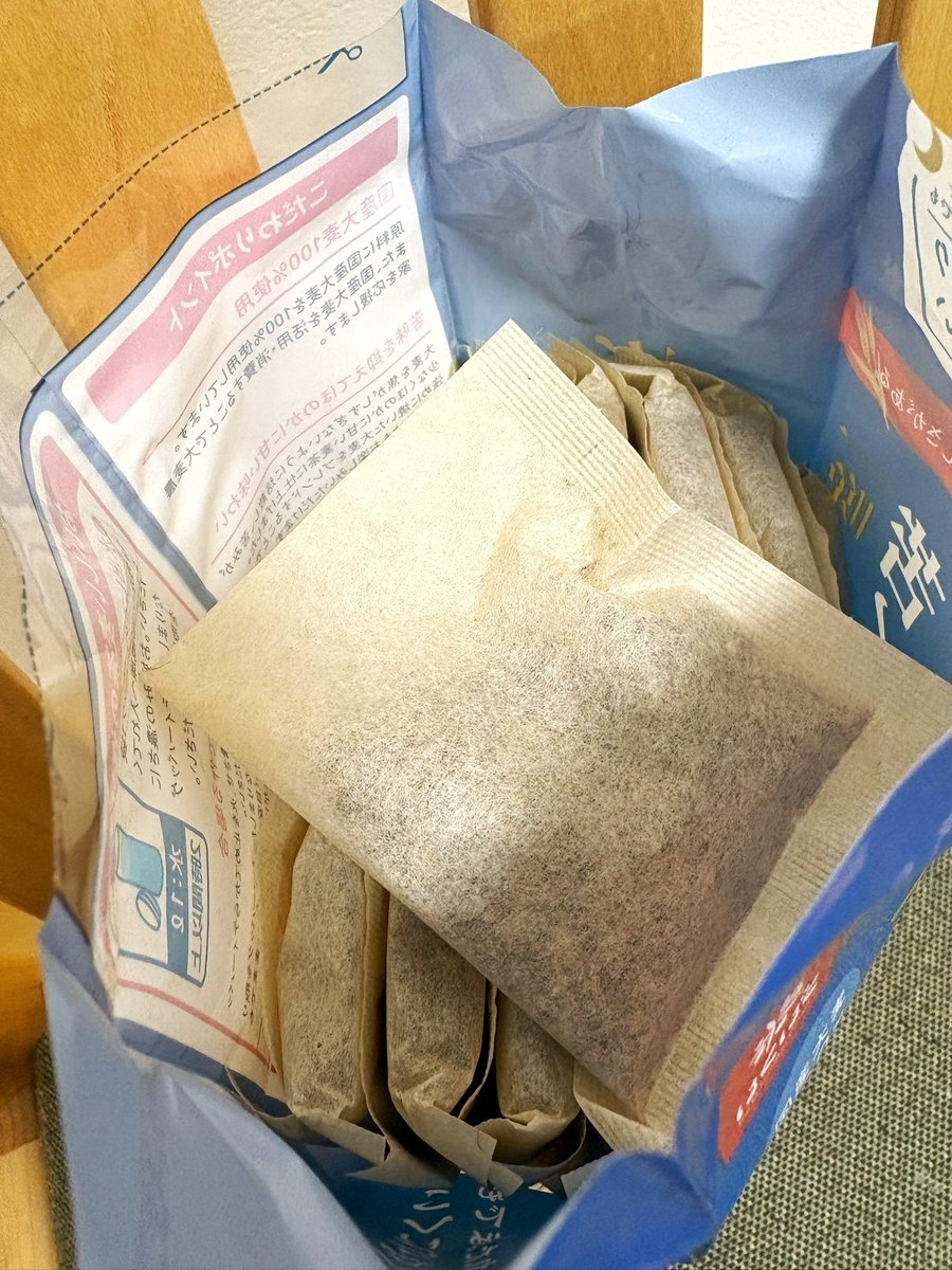 honmada4's tweet photo. 年中無休でお世話になっている麦茶！ 我が家では大人は勿論、子供たちも好き◎ 水も好きなので、濃すぎない味わいが好み。 水出しでもしっかり味が出る 苦くなりにくい麦茶がお気に入りです✨ 一晩置いても苦くなりにくく 香ばしさがありつつスッキリとした味👍  #はくばく https://t.co/XCsVUHK9jw