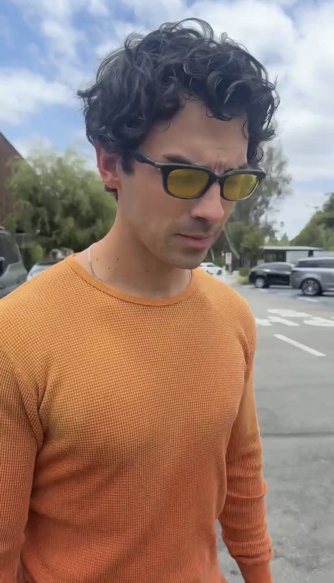 cupofkatia's tweet photo. the curls are ✨curling ✨ https://t.co/6KBmAtIYdq