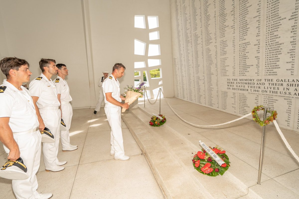 ItalianNavy's tweet photo. Nel corso della sosta alle Hawaii per la #RIMPAC ‘26, una delegazione dell'equipaggio dell’unità combattente multi missione #GiovanniDelleBandeNereha fatto visita al Pearl Harbor National Memorial, luogo simbolo della memoria e della storia navale mondiale.
 
Oltre alla visita a bordo della USS Missouri, l’equipaggio ha reso omaggio ai Caduti della USS Arizona, in un momento di raccoglimento e profondo rispetto.

Un gesto che rinnova i valori condivisi di memoria, onore e fratellanza tra le Marine, rafforzando i legami di amicizia e cooperazione tra Paesi Alleati.

#IlGrandeEquipaggio
#BeyondTheHorizons
#OltregliOrizzonti
#ItalianNavy