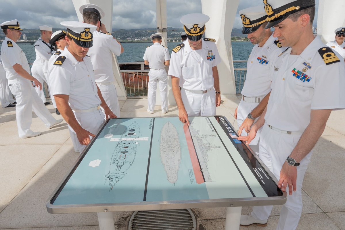 ItalianNavy's tweet photo. Nel corso della sosta alle Hawaii per la #RIMPAC ‘26, una delegazione dell'equipaggio dell’unità combattente multi missione #GiovanniDelleBandeNereha fatto visita al Pearl Harbor National Memorial, luogo simbolo della memoria e della storia navale mondiale.
 
Oltre alla visita a bordo della USS Missouri, l’equipaggio ha reso omaggio ai Caduti della USS Arizona, in un momento di raccoglimento e profondo rispetto.

Un gesto che rinnova i valori condivisi di memoria, onore e fratellanza tra le Marine, rafforzando i legami di amicizia e cooperazione tra Paesi Alleati.

#IlGrandeEquipaggio
#BeyondTheHorizons
#OltregliOrizzonti
#ItalianNavy