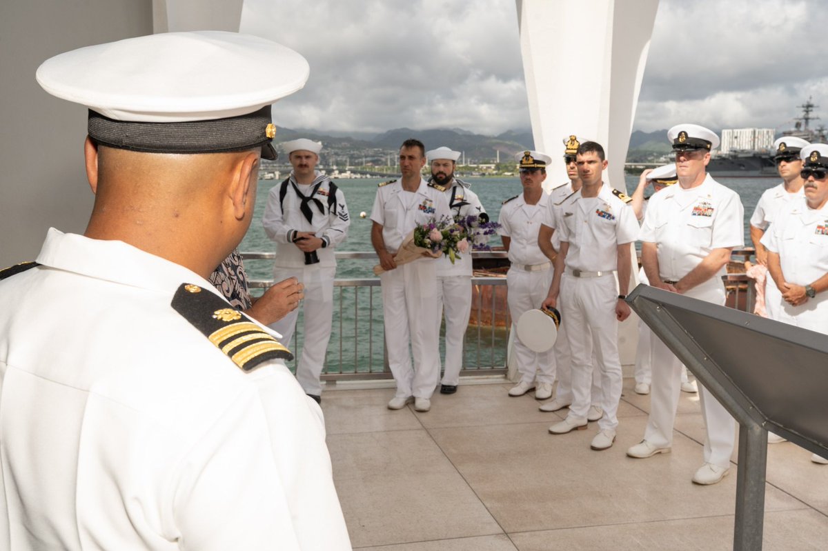 ItalianNavy's tweet photo. Nel corso della sosta alle Hawaii per la #RIMPAC ‘26, una delegazione dell'equipaggio dell’unità combattente multi missione #GiovanniDelleBandeNereha fatto visita al Pearl Harbor National Memorial, luogo simbolo della memoria e della storia navale mondiale.
 
Oltre alla visita a bordo della USS Missouri, l’equipaggio ha reso omaggio ai Caduti della USS Arizona, in un momento di raccoglimento e profondo rispetto.

Un gesto che rinnova i valori condivisi di memoria, onore e fratellanza tra le Marine, rafforzando i legami di amicizia e cooperazione tra Paesi Alleati.

#IlGrandeEquipaggio
#BeyondTheHorizons
#OltregliOrizzonti
#ItalianNavy