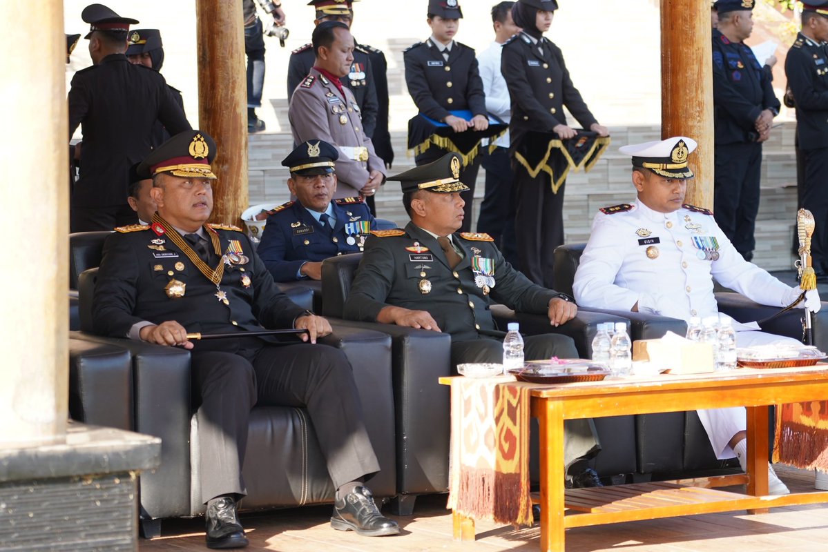 korem142's tweet photo. Danrem 142/Tatag Hadiri Upacara Hari Bhayangkara ke-80, Sinergitas TNI–Polri Makin Solid. https://t.co/vpsjMvPucF
