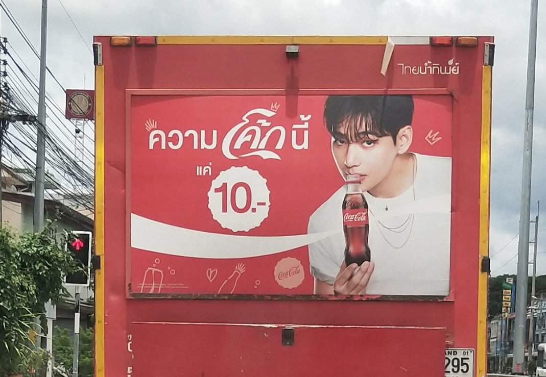 ccBTScc1234's tweet photo. จอดติดไฟแดง เจอผู้บ่าวมอง 😄 https://t.co/MazZeNweZ3