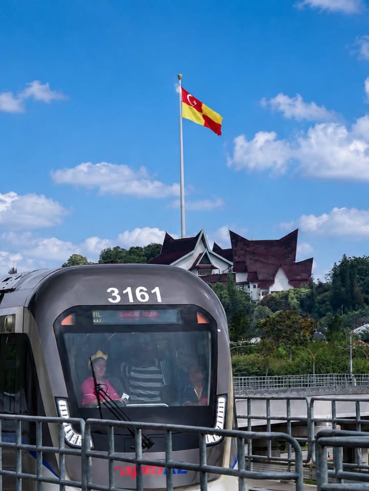 amerhadiazmi's tweet photo. Sultan Selangor criticised Lim Guan Eng and Tony Pua for downsizing the LRT3 project, saying they failed to see its necessity and wrongly labelled it a wasteful mega-project. He added that its completion reflects continuity in planning, not any one person’s success. https://t.co/rPT7gJGXKV