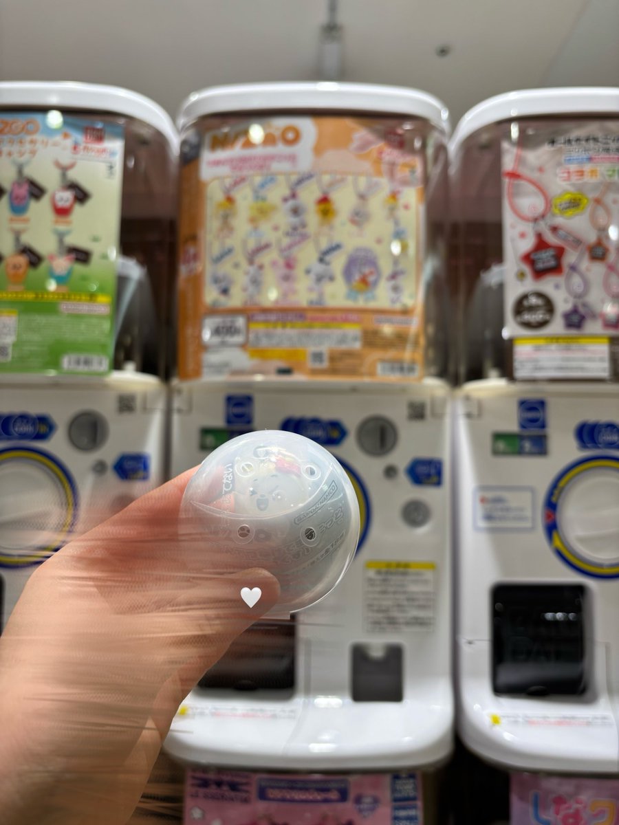 62mk_'s tweet photo. 大学の目の前のガチャガチャ寄って1回だけ引いたらアノちゃん自引きできた🦥🤍 https://t.co/NH0LrgOLm4