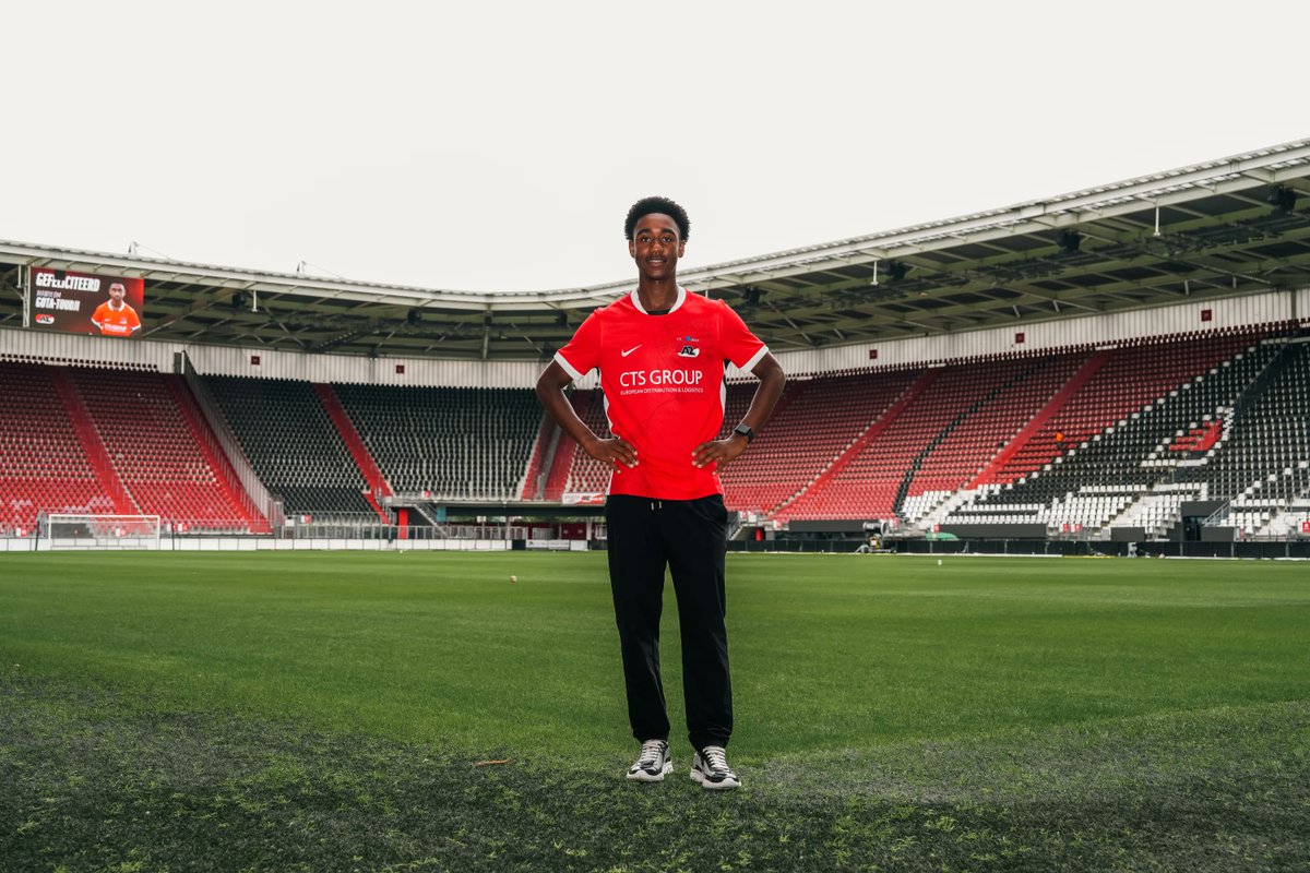 AZJeugd's tweet photo. ✍️ First contract signed

💥 AZ heeft jeugdspeler Mawulom Gota-Toudji vastgelegd. De linksbuiten zette zijn handtekening onder een driejarige verbintenis. Lees hier meer: https://t.co/JdEVUzGJXK

#AZJeugd #TheFutureIsOurs https://t.co/6AvVqpHxwE