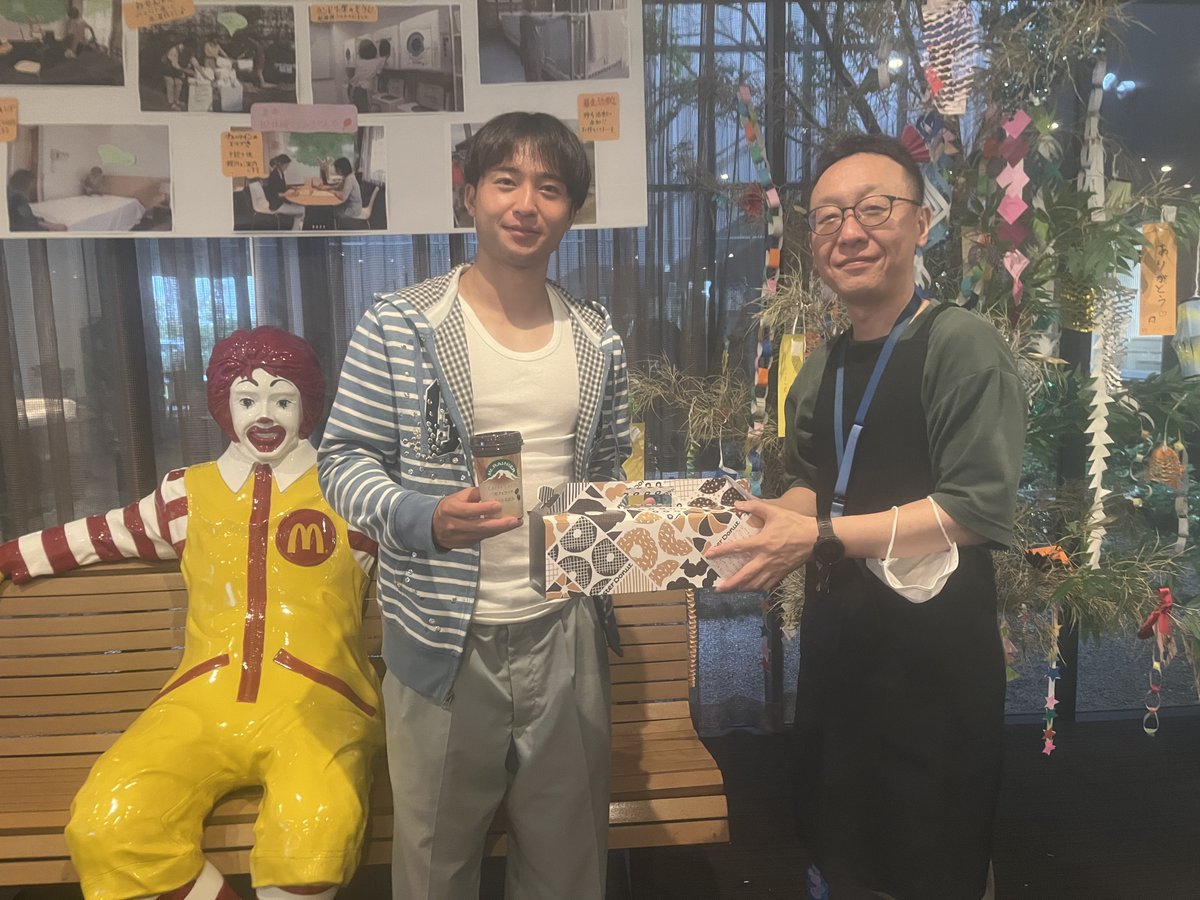 dmh_fukuoka's tweet photo. 本日、 ＃アビスパ福岡 の #重見柾斗 選手⚽️がおひとりで利用者ご家族への差し入れをお持ちくださいました🎁シーズンも始まり厳しい日々の中、お心遣いとわざわざお越しくださったお気持ちにスタッフ一同感動‼️😍ふくおかハウスからも #重見柾斗 選手を応援しています‼️ https://t.co/9HsT3aX1oD