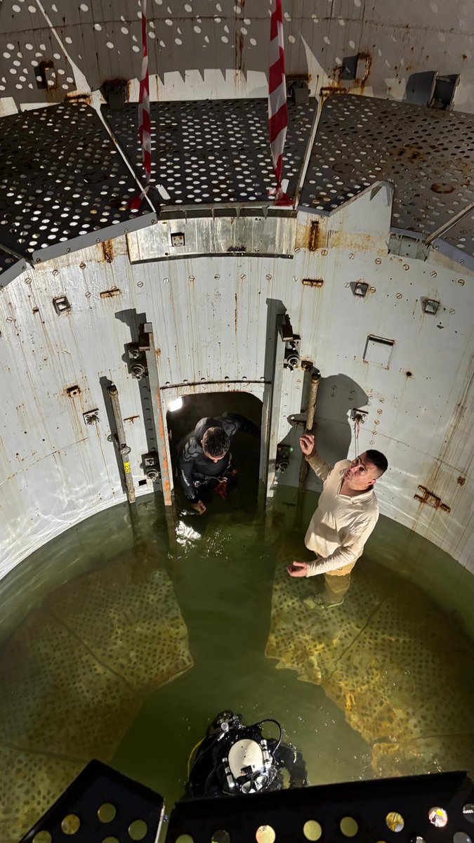Etienne_Marcuz's tweet photo. ☢️🇫🇷 divers of the apocalypse 🤿☢️

French @CNRS scientists diving into a former nuclear-armed IRBM silo recently opened, nearly 30 years after being dismantled in order to take samples of water. The water level is 20m deep.

They are not looking for any radiological contamination - there's not - but for minerals, heavy metals, etc.

📸 COMPPAS association which own the site