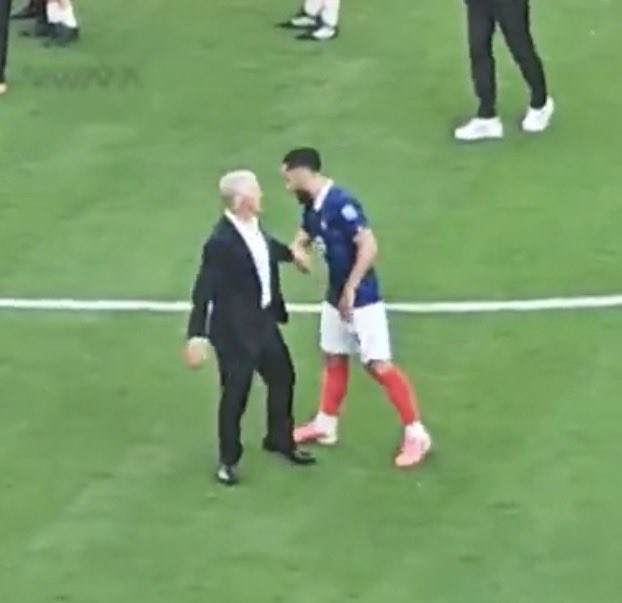 french_report78's tweet photo. 🔴🇫🇷⚽️ FLASH | La polémique enfle autour de Rayan Cherki. Visiblement frustré par son temps de jeu en équipe de France, le joueur aurait ignoré Didier Deschamps de manière tendue à la fin du match France-Suède. https://t.co/OV5S2O2wRj
