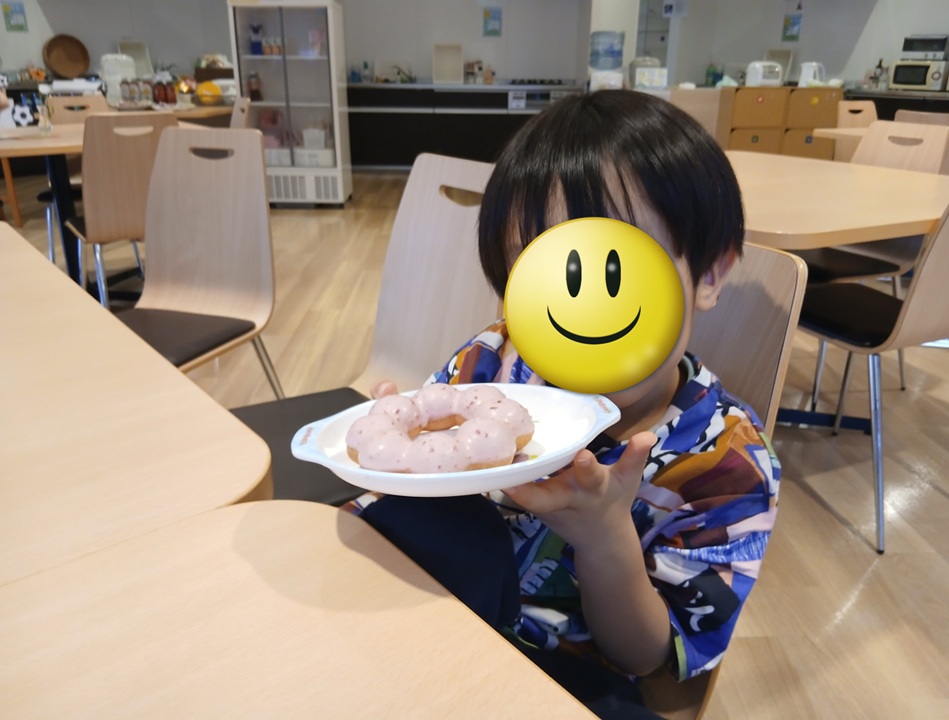 dmh_fukuoka's tweet photo. 本日、 ＃アビスパ福岡 の #重見柾斗 選手⚽️がおひとりで利用者ご家族への差し入れをお持ちくださいました🎁シーズンも始まり厳しい日々の中、お心遣いとわざわざお越しくださったお気持ちにスタッフ一同感動‼️😍ふくおかハウスからも #重見柾斗 選手を応援しています‼️ https://t.co/9HsT3aX1oD