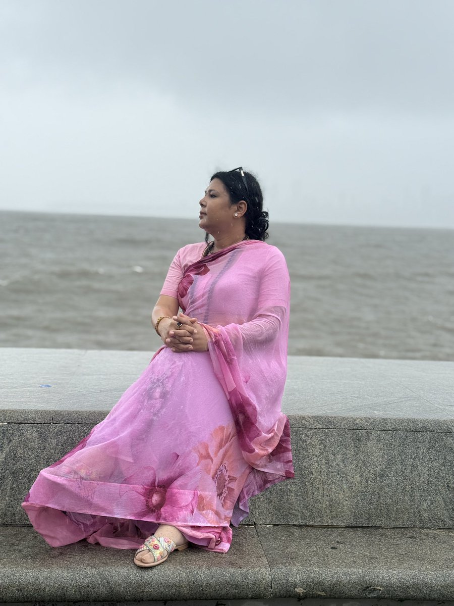 SapanKayCee's tweet photo. मुंबई को सच में महसूस करना है, तो उसके मॉनसून में आइए। सिर्फ़ मुंबई आ जाना ही काफ़ी नहीं, उसकी बारिश में भीगना भी ज़रूरी है। एक बार मरीन ड्राइव पर बारिश के बीच टहलकर देखिए—समुद्र की लहरें, ठंडी हवाएँ और बरसती बूंदें आपको ऐसा सुकून देंगी, जिसे शब्दों में बयां करना मुश्किल है। यकीन मानिए, मुंबई की बारिश में आपको खुद से मिलने का एहसास होगा। उस पल की शांति और खूबसूरती ज़िंदगी भर याद रहेगी।

#mumbai #mumbaibaarish #marinedrive #baarishaagai #baarishkamausam