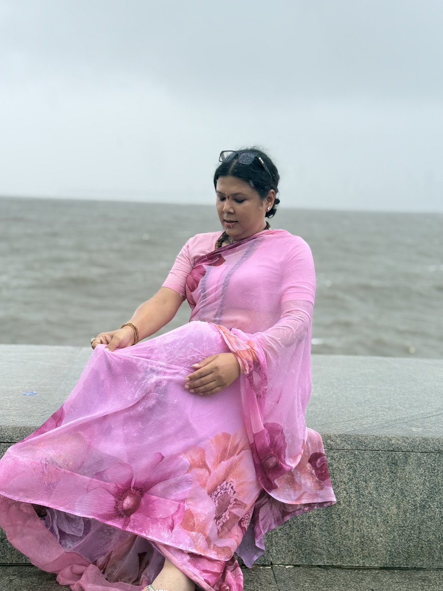 SapanKayCee's tweet photo. मुंबई को सच में महसूस करना है, तो उसके मॉनसून में आइए। सिर्फ़ मुंबई आ जाना ही काफ़ी नहीं, उसकी बारिश में भीगना भी ज़रूरी है। एक बार मरीन ड्राइव पर बारिश के बीच टहलकर देखिए—समुद्र की लहरें, ठंडी हवाएँ और बरसती बूंदें आपको ऐसा सुकून देंगी, जिसे शब्दों में बयां करना मुश्किल है। यकीन मानिए, मुंबई की बारिश में आपको खुद से मिलने का एहसास होगा। उस पल की शांति और खूबसूरती ज़िंदगी भर याद रहेगी।

#mumbai #mumbaibaarish #marinedrive #baarishaagai #baarishkamausam