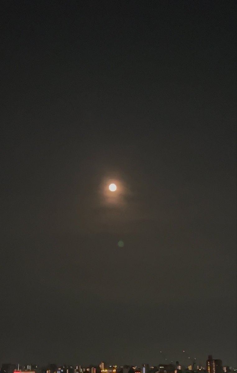 rioh41's tweet photo. 昨日の満月🌕

凄く綺麗だったー！
普段よりほんのり赤く見えた気がした

ちなみに、iPhone13Proで撮影

#ストロベリームーン https://t.co/i2GMQhRhUr