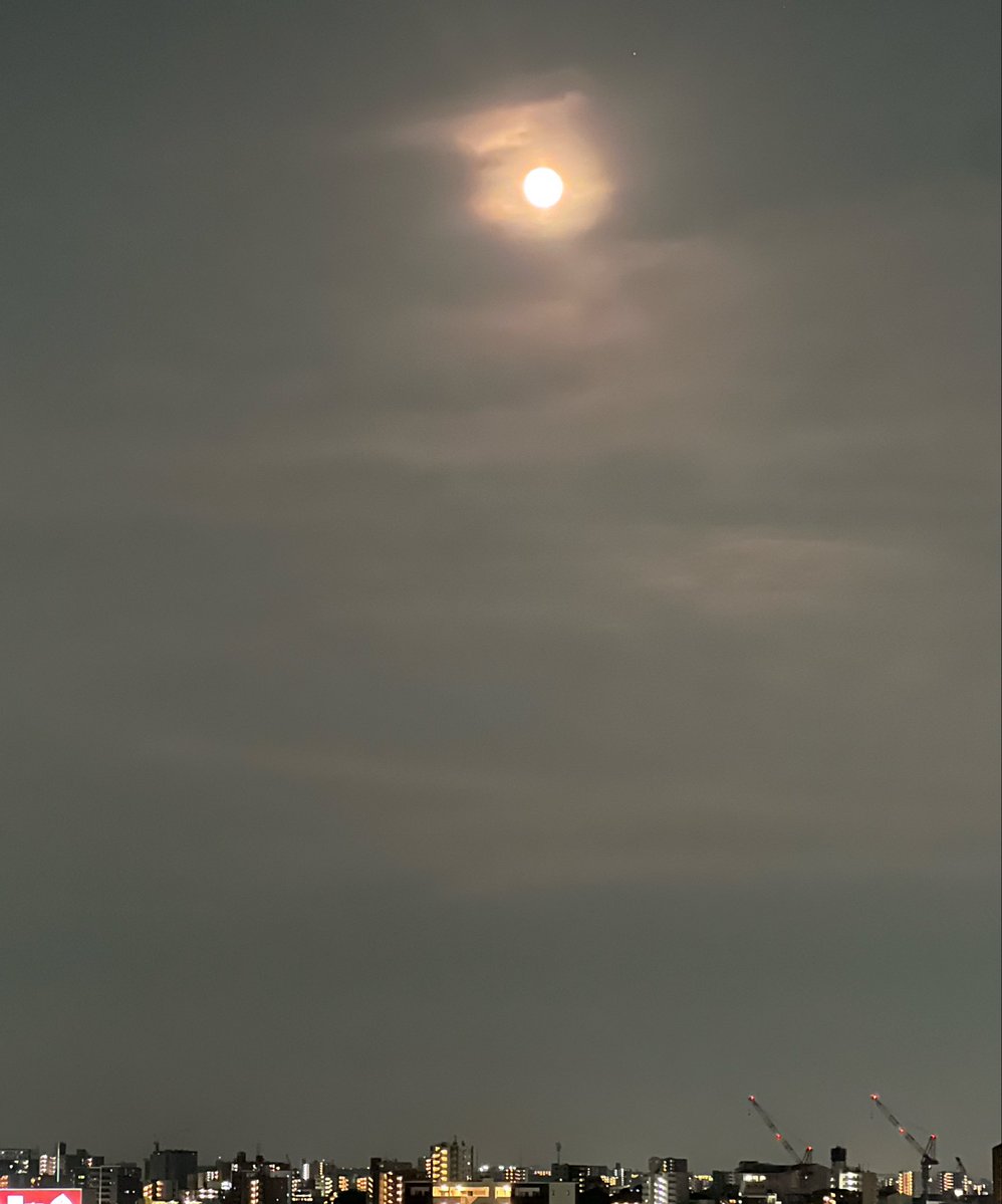 rioh41's tweet photo. 昨日の満月🌕

凄く綺麗だったー！
普段よりほんのり赤く見えた気がした

ちなみに、iPhone13Proで撮影

#ストロベリームーン https://t.co/i2GMQhRhUr
