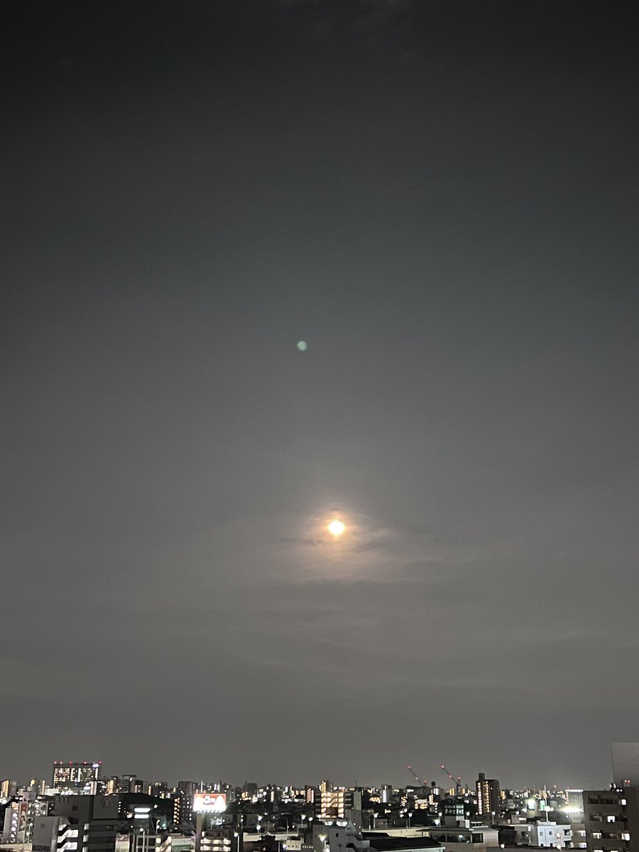rioh41's tweet photo. 昨日の満月🌕

凄く綺麗だったー！
普段よりほんのり赤く見えた気がした

ちなみに、iPhone13Proで撮影

#ストロベリームーン https://t.co/i2GMQhRhUr