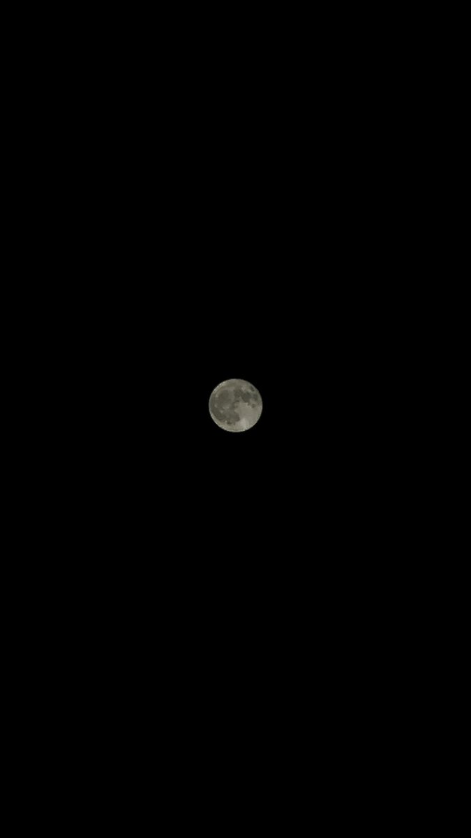 rioh41's tweet photo. 昨日の満月🌕

凄く綺麗だったー！
普段よりほんのり赤く見えた気がした

ちなみに、iPhone13Proで撮影

#ストロベリームーン https://t.co/i2GMQhRhUr