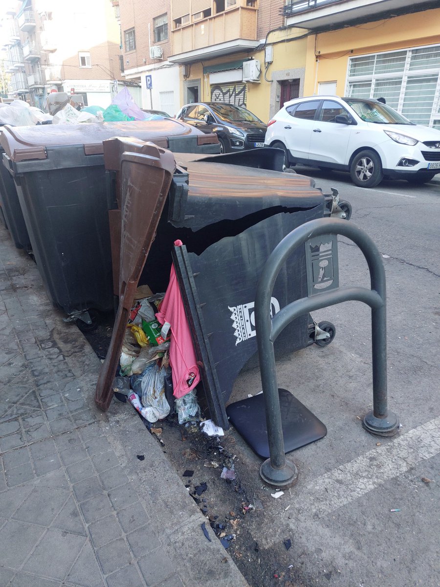 L_Yusta's tweet photo. @Lineamadrid contenedor roto y volcado desde hace 10 días en la Avda. Espinela 43, 28021 en Villaverde. En el mismo punto han dejado un sofa por partes. ¿Podríais encargaros del cubo? https://t.co/Ux9NrfeZ0q