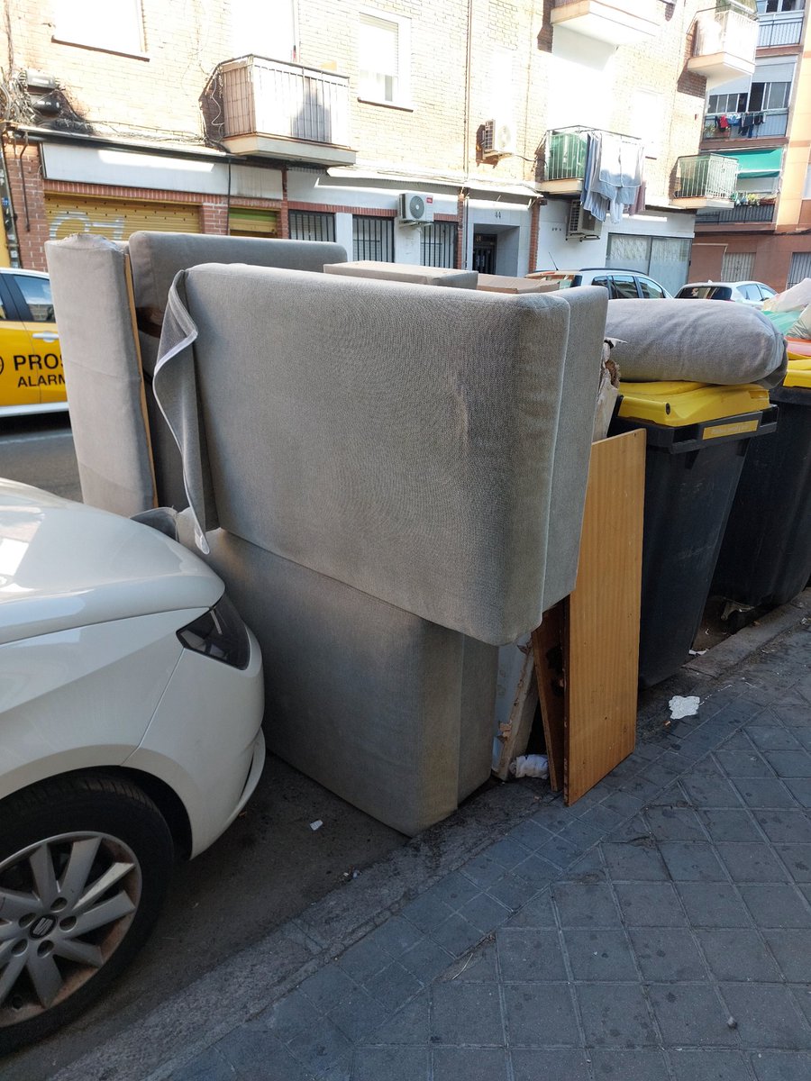L_Yusta's tweet photo. @Lineamadrid contenedor roto y volcado desde hace 10 días en la Avda. Espinela 43, 28021 en Villaverde. En el mismo punto han dejado un sofa por partes. ¿Podríais encargaros del cubo? https://t.co/Ux9NrfeZ0q