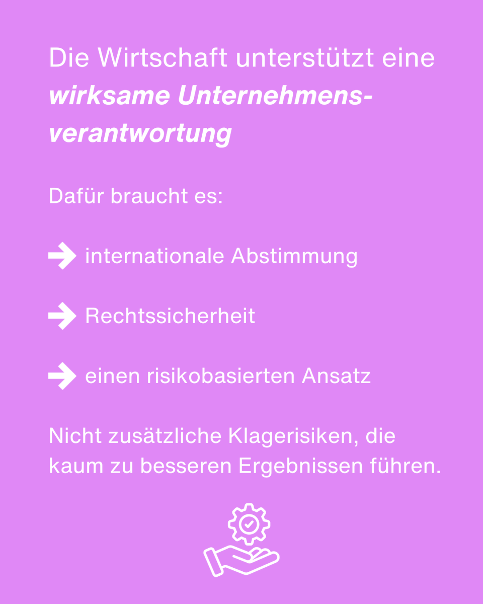 economiesuisse's tweet photo. Die nachhaltige Unternehmensführung soll gestärkt werden. Darüber besteht breite Einigkeit.

Der neue Gegenvorschlag des Bundesrats zur Konzernverantwortungsinitiative geht jedoch deutlich weiter als die aktuellen Entwicklungen in der EU. Während Brüssel und Berlin ihre Vorgaben vereinfachen und praxistauglicher gestalten, droht die Schweiz einen regulatorischen Sonderweg einzuschlagen. 🔀 

Besonders kritisch sind die geplanten neuen Haftungsregeln: Sie erhöhen die Rechtsrisiken für international tätige Unternehmen und KMU erheblich, schaffen zusätzliche Bürokratie 📝 und fördern eine defensive Dokumentationskultur statt wirksamer Verbesserungen vor Ort. 

Die Schweizer Wirtschaft hat in den vergangenen Jahren viel in Sorgfaltspflichten und internationale Standards investiert. Eine Weiterentwicklung der Regulierung ist möglich – aber mit Augenmass.

Entscheidend sind internationale Abstimmung, Rechtssicherheit und ein risikobasierter Ansatz. Denn nachhaltige Wirkung entsteht nicht durch immer neue Haftungsregeln, sondern durch Lösungen, die in der Praxis funktionieren.

🔎 Mehr dazu im Gastbeitrag von Erich Herzog und Denise Laufer: https://t.co/0veLCBIBjW