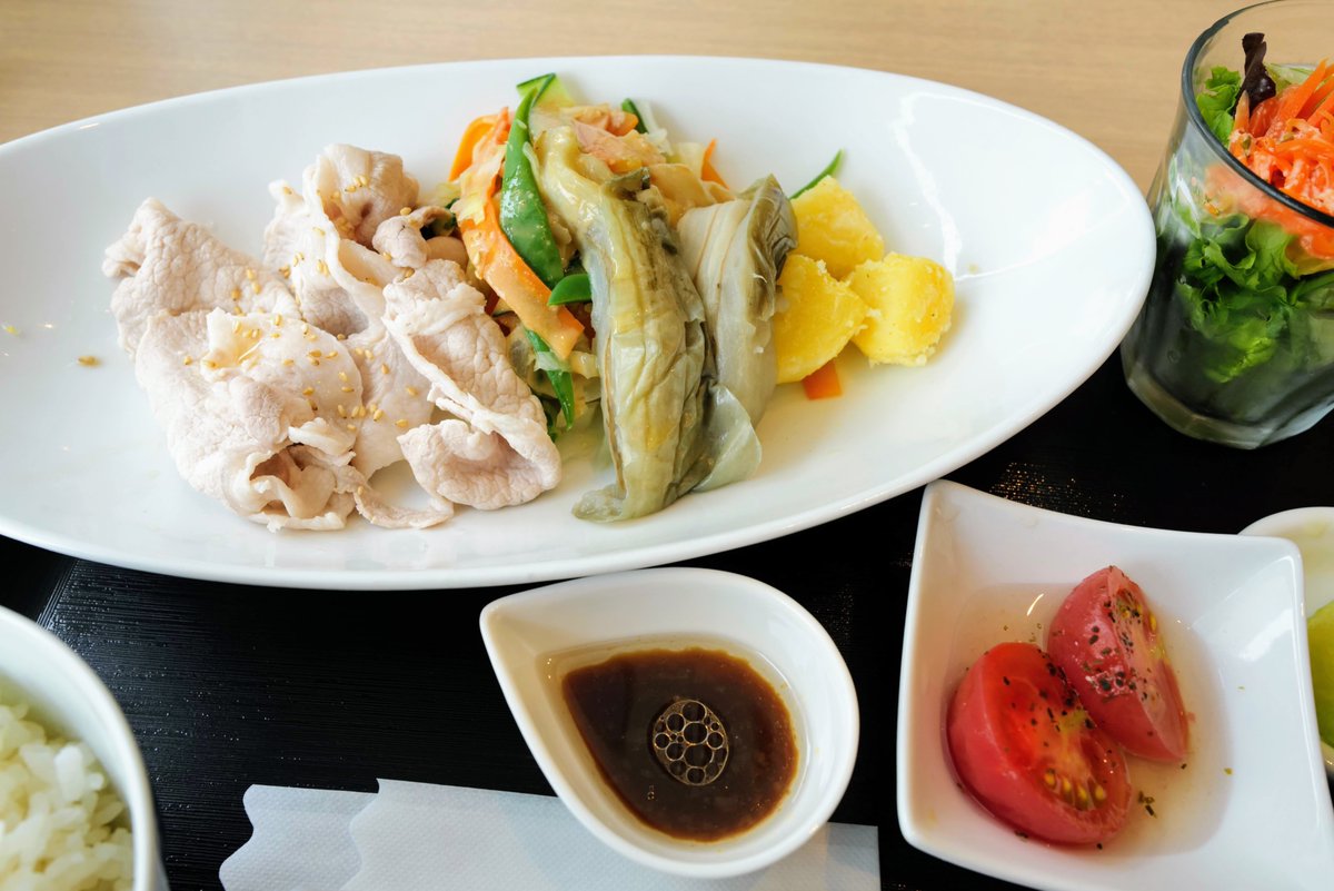 yokohama18ku's tweet photo. 金沢ふみ
「TSUBAKI食堂さんの横浜18区丼ファイナル〜開港編〜、今月は「夏野菜ぬるしゃぶ」よ！金沢区の野菜やあおみかんを使った、さっぱりとしたメニューになっているわ！横浜18区ドリンクは「あおみかんラッシー」！まろやかな口当たりに、あおみかんの爽やかさが広がるラッシーよ！」

#Yoccoの1日