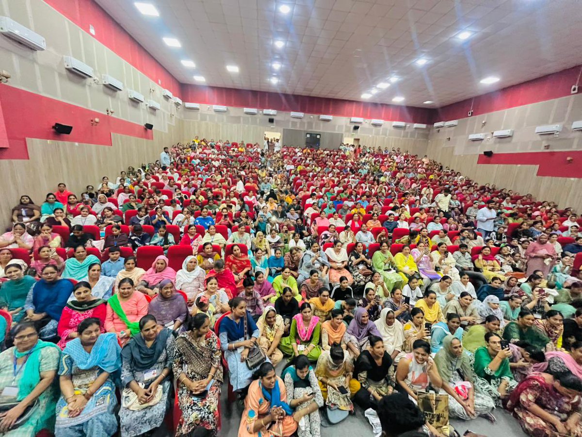 narinder_bharaj's tweet photo. ਅੱਜ ਸੰਗਰੂਰ ਵਿਖੇ ‘ਮਾਵਾਂ ਧੀਆਂ ਸਤਿਕਾਰ ਯੋਜਨਾ’ ਦੀ ਸ਼ੁਰੂਆਤ ਮੌਕੇ ਆਪਣੀਆਂ ਸਤਿਕਾਰਯੋਗ ਸਾਥੀਆਂ ਨਾਲ ਖੁਸ਼ੀ ਦੇ ਪਲ ਸਾਂਝੇ ਕੀਤੇ…

@BhagwantMann @ArvindKejriwal @msisodia @AAPPunjab https://t.co/uw2rvwDrnQ