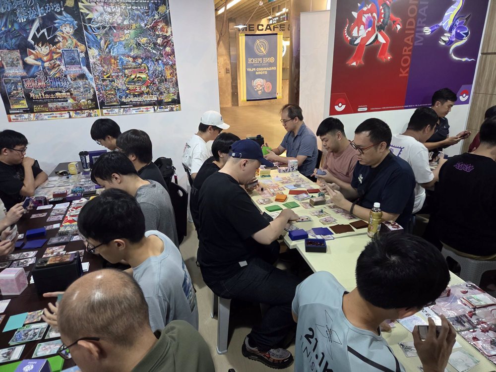 Cardboard_CS's tweet photo. Hololive EN hBP06 Ayakashi Vermillion Entry Cup (30/6/2026 - concluded)

Congratulations to Xile and Jing Hua for winning the event and the lucky draw~
Thank you to everyone for participating!

#tcg
#tradingcardgame
#cardboardcollectible
#sgcardshop
#Hololive
#hololivetcg
#ホロカ https://t.co/sFGmPs2Nao