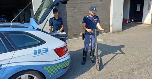 ClaudioDion1957's tweet photo. A BOLOGNA UN NORDAFRICANO SFRECCIAVA A 100 ALL'ORA SULL'AUTOSTRADA DEL SOLE CON UN MONOPATTINO!
FERMATO DALLA STRADALE CON LA DROGA IN TASCA SI E' GIUSTIFICATO: "DOVEVO ANDARE DI CORSA A SPACCIARE A MILANO!"
https://t.co/5e5Izz9Xv5 https://t.co/ux7xkRYGCY