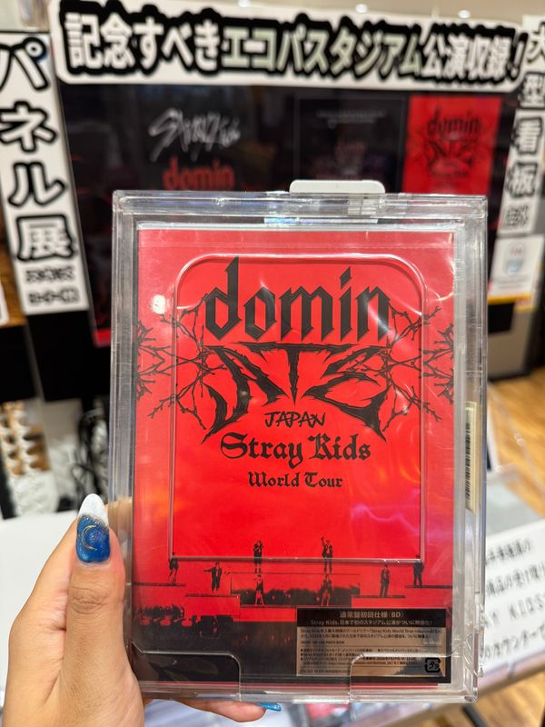 TOWER_Iwata's tweet photo. 【#StrayKids】
静岡エコパスタジアム公演がブルーレイに📀
『Stray Kids World Tour〈dominATE JAPAN〉』
本日���売✨
タワレコ特典🎁
オリジナルフォトカードセット(絵柄A)
パネル展示に加えて
店外に大型看板フォトスポット設置中📸
#dominATE
#タワレコ磐田KPOP
https://t.co/R5rVI3q9ZC https://t.co/M2EWD3SSfT