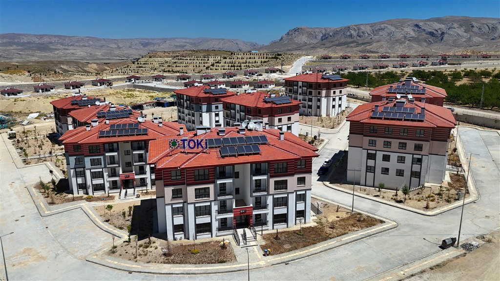 Darende_Haber's tweet photo. 🏡 Balaban TOKİ Konutlarında anahtar teslimi başladı.

Balaban Mahallesi'nde yapımı tamamlanan 142 TOKİ konutu, hak sahiplerine teslim edilmeye başlandı.

👉 Haberin detaylarını https://t.co/AUeHTNjtRJ okuyabilirsiniz. 

#Darende #Balaban #TOKİ #Malatya https://t.co/jiSG8GCz2x