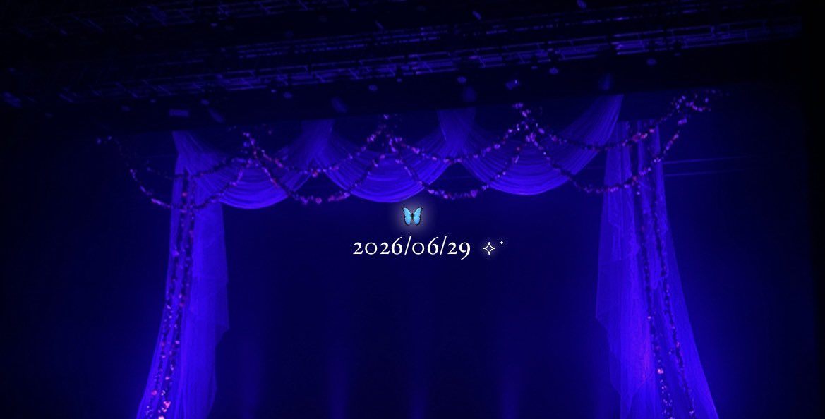 nag1nyan_'s tweet photo. 生誕祭の余韻がまだまだ抜けないから、
ライブで受け取った感想をここに・・📮

まず、本当に、とても素敵な空間でした( i꒳​i )💜
私自身、凪咲ちゃんを本格的に応援し始めてからはまだ1年しか経っていないので、彼女が生まれて22年、そしてアイドルを始めてから約3年のうちのたった一年しかリアルタイムで見届けられていませんが、それでも「出会えて本当に良かった！！」と心の底から思えた一日でした。欲を言うと、もっと早く出会いたかった！です😌

凪咲ちゃんが見せてくれた紫一面の景色は、間違いなくこの一年において1️⃣番幸せな時間だったし、見届けられて良かったと心から思えました🎵改めてお疲れ様でしたˆт · тˆ🤝🏻

ここで、ライブのあれこれについて書きたいのですが、まずセトリが素晴らしくて‥💎（涙）
カバーしていた曲も全部知っている曲だったから、最初から最後まで全力で楽しめたし、“なんでもないや”のソロで感動していたところに、ハロハロミライが投下され、私を含めた会場のきゅーてすとで精一杯声を出して….良い意味でこの二曲のギャップに圧巻されましたッദ്ദി^- ̫-^)🎵

その後、ナイスだねを挟んで歌唱していた“高嶺の花子さん”や“チャンカパーナ”は、前奏から馴染みのある盛り上がり曲なので、歌い始め前から沸き、完全にゲージオーバーしました⭐️ 大流行中かつ凪咲ちゃんが大好きなモナキさんの曲をセトリに入れてくれていたところでは、流石〜❗️となり、自分でも信じられないくらいニヤニヤしながら、ペンラを振るなどもしました（←単番変人が完成）。

普段の可愛い全開とのギャップと、今回の紫と黒を基調とした凛とした衣装‥！！歌唱力も表現力も改めて圧倒されました🎤かわいいだけじゃない、かっこよさも大人っぽさも凪咲ちゃんらしさも、全てが詰まっていて、「こんなにも魅力がいっぱいのアイドルを応援できて幸せだな」と思うことができました。通りで(?)、私が人生で初めて同性にここまでメロメロになっているわけです💮

生誕グッズも全部かわいすぎまして、🥲🦋
特に私はパーカーが1番のお気に入りで、ラスイチでGET出来たこともあって、欲しかったグッズを買えたときの達成感がすごかったです＞＜💧ｗｗ 普段使いしやすいデザインなのに、胸元に大きく載っている〈Nagisa〉のロゴが、好きな人の名前を毎日堂々とアピール出来てるみたいで嬉しくて、生誕翌日の寒い大学の講義室でも早速大活躍してました👚💭スマホショルダーやキーケースについてたチャーム、トレカもアクスタも、ビジュアルが良すぎて‥幸せ🍒💕

大学生活とアイドル活動を両立して、忙しい毎日を送りながらも、この日のためにたくさん準備してくれたことがライブを通してすごく伝わってきました。
私は凪咲ちゃんをきっかけに、同性異性関係なく大切なお友達がたくさんできましたっ ̫ -˘ 推しがいる幸せだけではなく、人との出会いまでくれたことにも感謝しています🫂全ての現場に足を運ぶことはできないのですが、自分のペースで追いかけられる幸せ、対面で会った時に「ここみんまたきてくれた！」と声をかけてくれるところ、凪咲ちゃんと同じ時を生きている、全ての時間が特別な思い出になっています( ◜︎︎𖥦◝ )⬅️

“たくさん準備してくれて、本当にありがとう”はこちらの台詞なのです(T ^ T )これからも凪咲ちゃんの見せてくれる景色を、一つひとつ大切に見届けていきたいです🦋✨✨

改めて、22歳のお誕生日おめでとう🎂💜
素敵な一年になりますように🐈‍⬛🐾

#真鍋凪咲生誕祭2026 #すきのよせ鍋
#きゅーすと #真鍋凪咲 ©︎