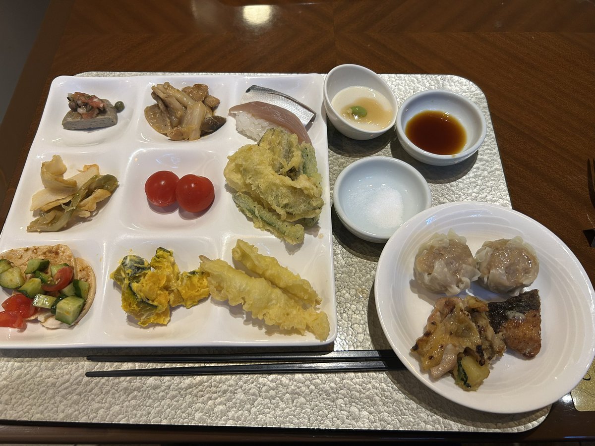Tomoki0629_'s tweet photo. 何とか風船を画面に収められたぜ...🎉
昨日友人とホテルビュッフェへ‼️
天ぷら食べ放題嬉しすぎてめっちゃ取ってしまったナリ。
全部美味しくて食の格の違いを見せつけられました😩
今年も精進を目指して頑張ります💪 https://t.co/WoBD8fXYDH