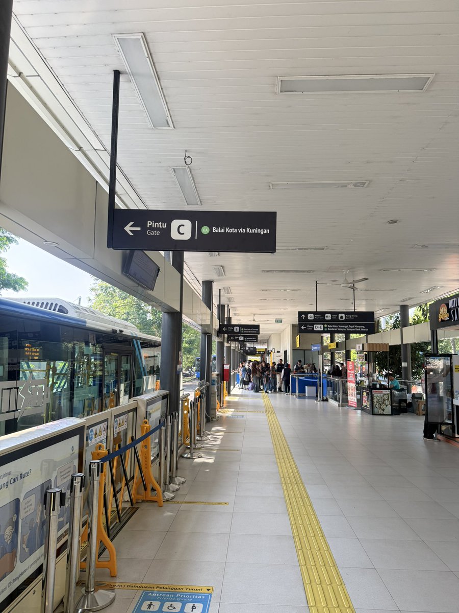 fznvoid's tweet photo. Di Jakarta banyak orang setres bukan karena malas hidup tapi karena rutinitasnya cuma berangkat kerja, pulang, tidur. Besok ulang lagi, begitu terus. https://t.co/bC4FM5ualb
