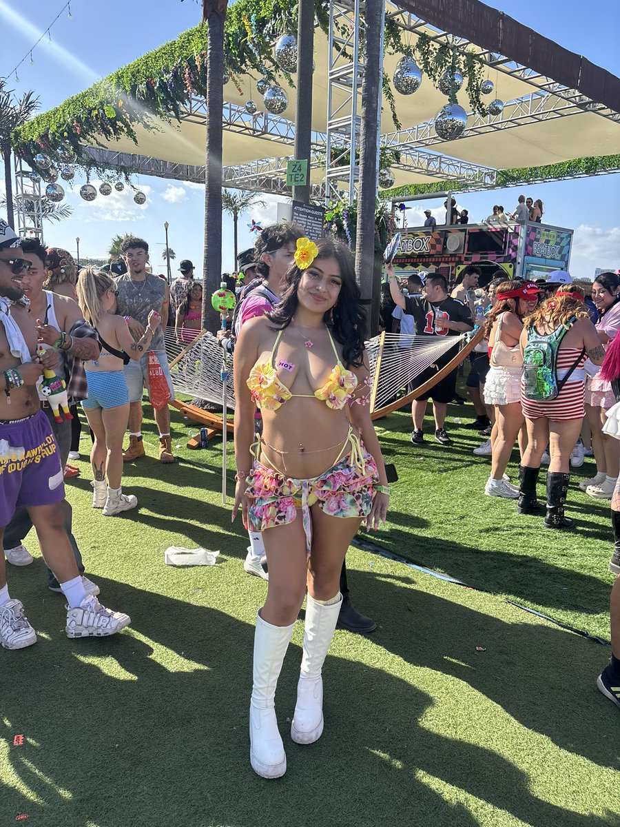 lizettxee's tweet photo. I love dressing up in cute rave fits https://t.co/GImdcBWpuK