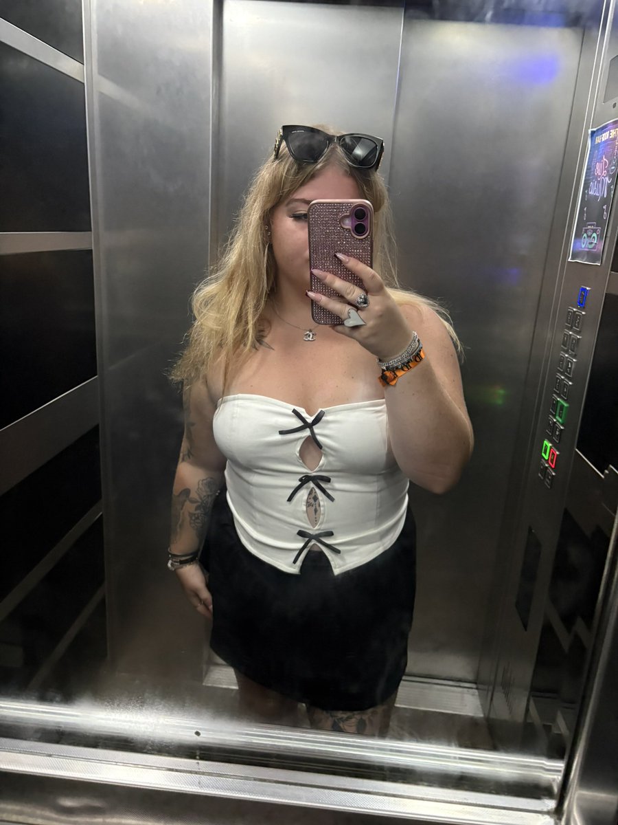 goddesxda's tweet photo. Goeiemorgen zwakkelingen, het zou zonde zijn als jullie niet door mij worden vernederd smeek om een tikkie🧎🏼
#humanATM #tikkieslaaf #heels #spoiling #findom #spit #spoiledbrat #feetfetısh #goddes #paypig https://t.co/04rERmGGJF