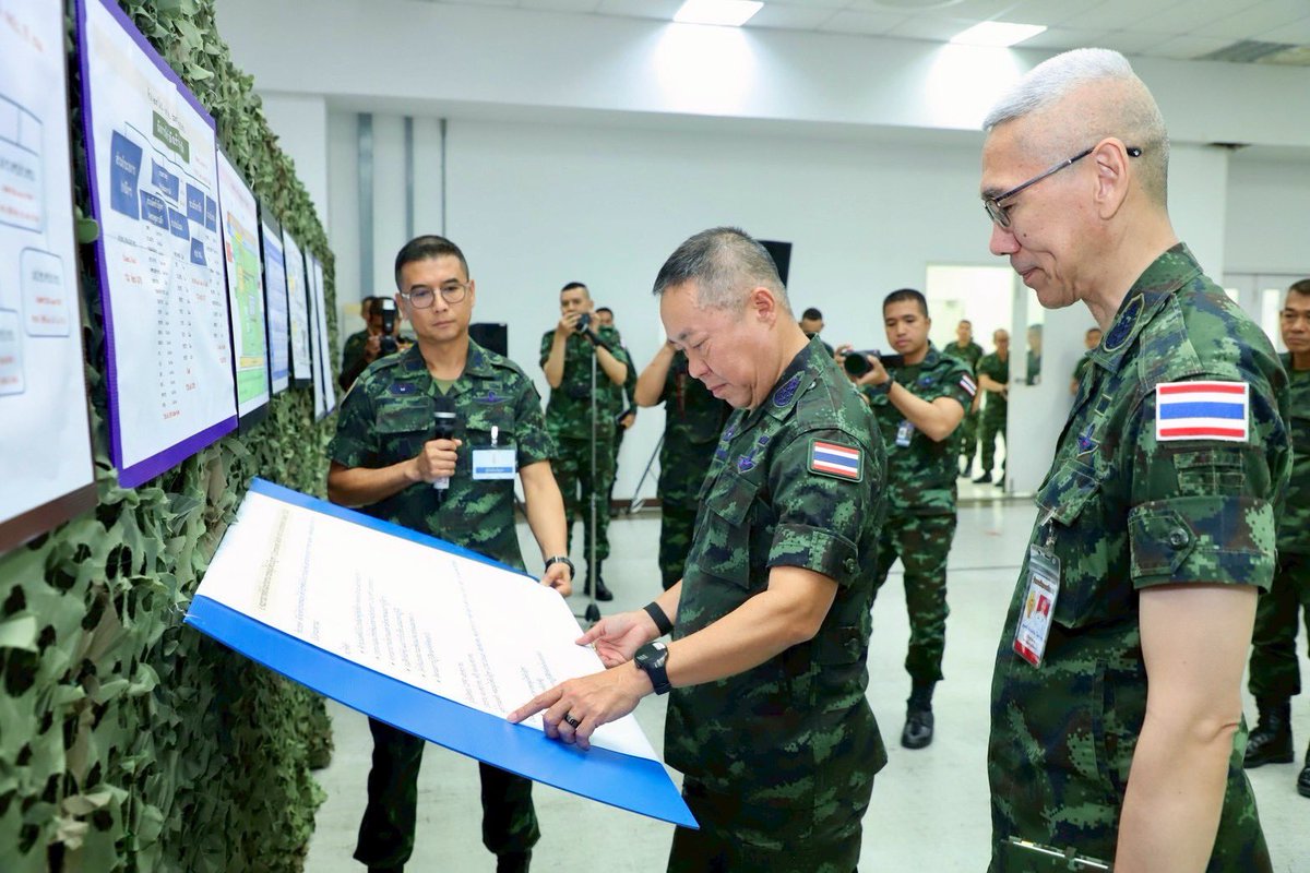 armypr_news's tweet photo. เสนาธิการทหารบก เป็นประธานการฝึกร่วมฝ่ายอำนวยการ กรมฝ่ายเสนาธิการ และกรมฝ่ายยุทธบริการ ประจำปีงบประมาณ 2569 ร่วมวางแผน อำนวยการยุทธ์ บูรณาการ ประสานการปฏิบัติอย่างมีประสิทธิภาพ

วันนี้ (1 กรกฎาคม 2569) เวลา 09.00 น. ณ โรงเรียนเสนาธิการทหารบก เขตดุสิต กรุงเทพฯ พลเอก ชัยพฤกษ์  ด้วงประพัฒน์ เสนาธิการทหารบก และคณะ ได้ตรวจเยี่ยมการฝึกร่วมฝ่ายอำนวยการ กรมฝ่ายเสนาธิการ และกรมฝ่ายยุทธบริการ ประจำปีงบประมาณ 2569 ซึ่งกรมยุทธการทหารบกจัดขึ้นจำนวน 5 วัน ตั้งแต่ 29 มิถุนายน -  3 กรกฎาคม 2569 

การฝึกร่วมฝ่ายอำนวยการ กรมฝ่ายเสนาธิการ และกรมฝ่ายยุทธบริการ ในครั้งนี้เป็นการฝึกอำนวยการยุทธ์ระดับยุทธการในรูปแบบการฝึกแก้ปัญหาในที่บังคับการ หรือ CPX (Command Post Exercise) มีเนื้อหาการฝึกเป็นการจำลองสถานการณ์ความขัดแย้งที่เกิดขึ้นตามแนวชายแดน และได้นำนโยบายของผู้บังคับบัญชา รวมทั้งบทเรียนจากการปฏิบัติมาออกแบบการฝึก โดยมีวัตถุประสงค์เพื่อทดสอบความรู้ ฝึกการวางแผน และอำนวยการยุทธ์ของศูนย์ปฏิบัติการกองทัพบก ร่วมกับศูนย์ปฏิบัติการกองทัพภาคและหน่วยที่เกี่ยวข้อง ควบคู่กับการทดสอบ (ร่าง) ระเบียบการปฏิบัติประจำสนามของศูนย์ปฏิบัติการกองทัพบก ให้มีความเหมาะสมกับภัยคุกคามที่มีความซับซ้อนในปัจจุบัน ตลอดจนบูรณาการการปฏิบัติงานร่วมกันอย่างประสานสอดคล้อง เพื่อรองรับการปฏิบัติภารกิจของกองทัพบกได้อย่างมีประสิทธิภาพ

ในโอกาสนี้ เสนาธิการทหารบก ได้รับฟังการบรรยายสรุปเกี่ยวกับการดำเนินการฝึกในภาพรวม และได้ตรวจเยี่ยมส่วนต่าง ๆ อาทิ ส่วนอำนวยการฝึก ส่วนควบคุม/ประเมินผลการฝึก และส่วนผู้เข้ารับการฝึก ซึ่งได้จัดฝ่ายเสนาธิการ ฝ่ายอำนวยการ และเจ้าหน้าที่ จากกรมฝ่ายเสนาธิการ กรมฝ่ายยุทธบริการ กองทัพภาค และหน่วยขึ้นตรงของกองทัพบกที่เกี่ยวข้อง

ทั้งนี้กองทัพบกได้ให้ความสำคัญกับการฝึกในครั้งนี้เป็นอย่างยิ่ง โดยเน้นย้ำให้ทุกส่วนฝึกฝนจนเกิดความชำนาญ สามารถอำนวยการยุทธ์ในระดับยุทธการได้อย่างเหมาะสม และมีประสิทธิภาพเพื่อรับประกันความสำเร็จในการปฏิบัติภารกิจ

……………………………..

1 กรกฎาคม 2569 
แผนกแถลงข่าว กองประชาสัมพันธ์ 
สำนักงานเลขานุการกองทัพบก

#ศูนย์ประชาสัมพันธ์กองทัพบก #RTA #กองทัพบก #กองทัพบกRoyalthaiarmy