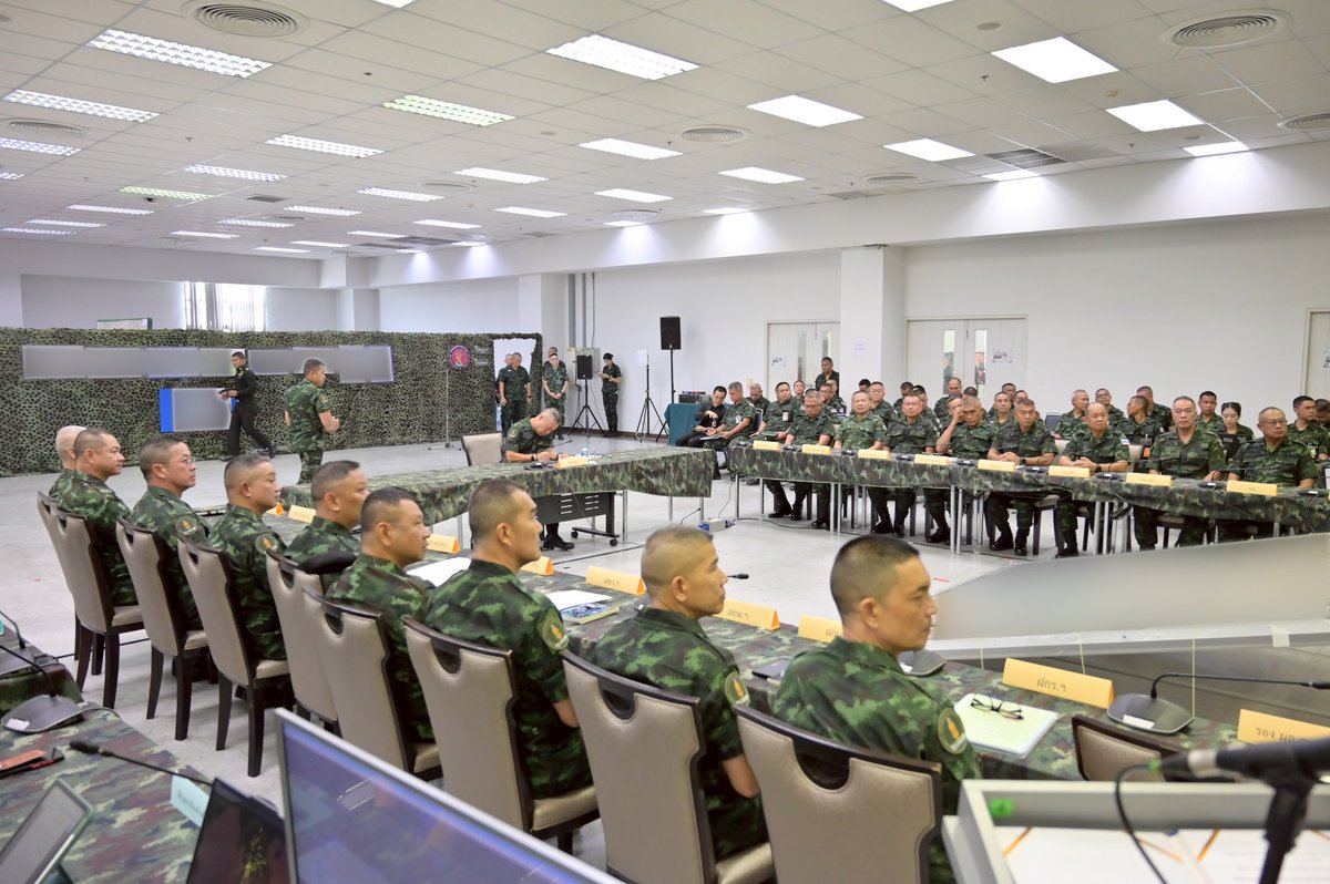 armypr_news's tweet photo. เสนาธิการทหารบก เป็นประธานการฝึกร่วมฝ่ายอำนวยการ กรมฝ่ายเสนาธิการ และกรมฝ่ายยุทธบริการ ประจำปีงบประมาณ 2569 ร่วมวางแผน อำนวยการยุทธ์ บูรณาการ ประสานการปฏิบัติอย่างมีประสิทธิภาพ

วันนี้ (1 กรกฎาคม 2569) เวลา 09.00 น. ณ โรงเรียนเสนาธิการทหารบก เขตดุสิต กรุงเทพฯ พลเอก ชัยพฤกษ์  ด้วงประพัฒน์ เสนาธิการทหารบก และคณะ ได้ตรวจเยี่ยมการฝึกร่วมฝ่ายอำนวยการ กรมฝ่ายเสนาธิการ และกรมฝ่ายยุทธบริการ ประจำปีงบประมาณ 2569 ซึ่งกรมยุทธการทหารบกจัดขึ้นจำนวน 5 วัน ตั้งแต่ 29 มิถุนายน -  3 กรกฎาคม 2569 

การฝึกร่วมฝ่ายอำนวยการ กรมฝ่ายเสนาธิการ และกรมฝ่ายยุทธบริการ ในครั้งนี้เป็นการฝึกอำนวยการยุทธ์ระดับยุทธการในรูปแบบการฝึกแก้ปัญหาในที่บังคับการ หรือ CPX (Command Post Exercise) มีเนื้อหาการฝึกเป็นการจำลองสถานการณ์ความขัดแย้งที่เกิดขึ้นตามแนวชายแดน และได้นำนโยบายของผู้บังคับบัญชา รวมทั้งบทเรียนจากการปฏิบัติมาออกแบบการฝึก โดยมีวัตถุประสงค์เพื่อทดสอบความรู้ ฝึกการวางแผน และอำนวยการยุทธ์ของศูนย์ปฏิบัติการกองทัพบก ร่วมกับศูนย์ปฏิบัติการกองทัพภาคและหน่วยที่เกี่ยวข้อง ควบคู่กับการทดสอบ (ร่าง) ระเบียบการปฏิบัติประจำสนามของศูนย์ปฏิบัติการกองทัพบก ให้มีความเหมาะสมกับภัยคุกคามที่มีความซับซ้อนในปัจจุบัน ตลอดจนบูรณาการการปฏิบัติงานร่วมกันอย่างประสานสอดคล้อง เพื่อรองรับการปฏิบัติภารกิจของกองทัพบกได้อย่างมีประสิทธิภาพ

ในโอกาสนี้ เสนาธิการทหารบก ได้รับฟังการบรรยายสรุปเกี่ยวกับการดำเนินการฝึกในภาพรวม และได้ตรวจเยี่ยมส่วนต่าง ๆ อาทิ ส่วนอำนวยการฝึก ส่วนควบคุม/ประเมินผลการฝึก และส่วนผู้เข้ารับการฝึก ซึ่งได้จัดฝ่ายเสนาธิการ ฝ่ายอำนวยการ และเจ้าหน้าที่ จากกรมฝ่ายเสนาธิการ กรมฝ่ายยุทธบริการ กองทัพภาค และหน่วยขึ้นตรงของกองทัพบกที่เกี่ยวข้อง

ทั้งนี้กองทัพบกได้ให้ความสำคัญกับการฝึกในครั้งนี้เป็นอย่างยิ่ง โดยเน้นย้ำให้ทุกส่วนฝึกฝนจนเกิดความชำนาญ สามารถอำนวยการยุทธ์ในระดับยุทธการได้อย่างเหมาะสม และมีประสิทธิภาพเพื่อรับประกันความสำเร็จในการปฏิบัติภารกิจ

……………………………..

1 กรกฎาคม 2569 
แผนกแถลงข่าว กองประชาสัมพันธ์ 
สำนักงานเลขานุการกองทัพบก

#ศูนย์ประชาสัมพันธ์กองทัพบก #RTA #กองทัพบก #กองทัพบกRoyalthaiarmy