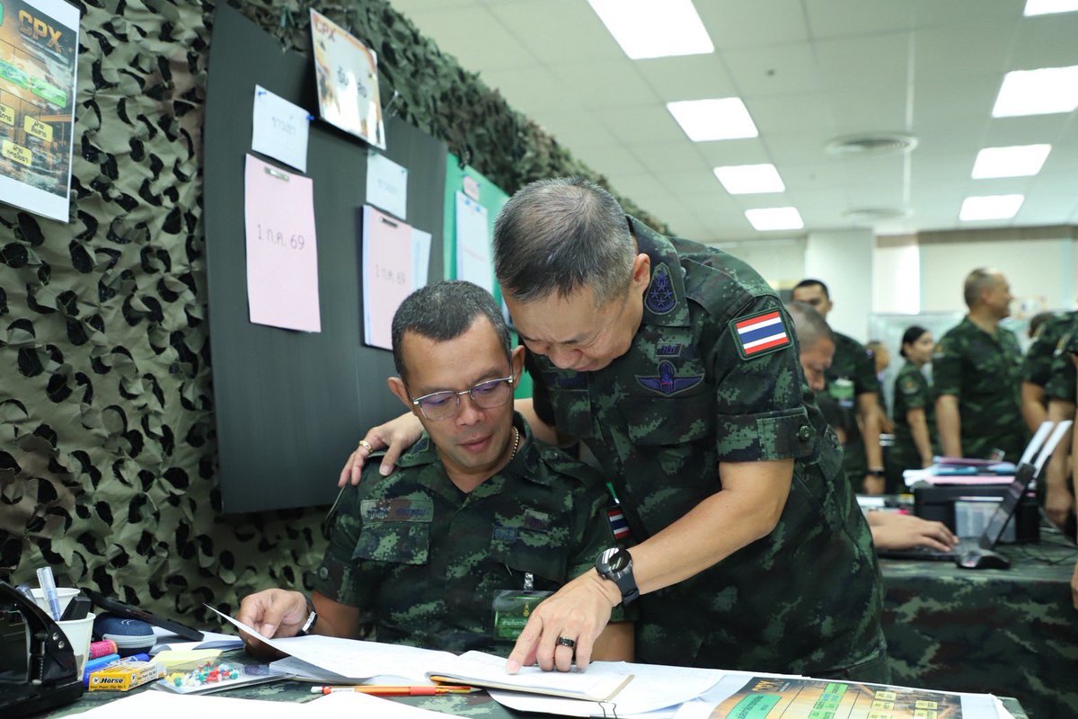 armypr_news's tweet photo. เสนาธิการทหารบก เป็นประธานการฝึกร่วมฝ่ายอำนวยการ กรมฝ่ายเสนาธิการ และกรมฝ่ายยุทธบริการ ประจำปีงบประมาณ 2569 ร่วมวางแผน อำนวยการยุทธ์ บูรณาการ ประสานการปฏิบัติอย่างมีประสิทธิภาพ

วันนี้ (1 กรกฎาคม 2569) เวลา 09.00 น. ณ โรงเรียนเสนาธิการทหารบก เขตดุสิต กรุงเทพฯ พลเอก ชัยพฤกษ์  ด้วงประพัฒน์ เสนาธิการทหารบก และคณะ ได้ตรวจเยี่ยมการฝึกร่วมฝ่ายอำนวยการ กรมฝ่ายเสนาธิการ และกรมฝ่ายยุทธบริการ ประจำปีงบประมาณ 2569 ซึ่งกรมยุทธการทหารบกจัดขึ้นจำนวน 5 วัน ตั้งแต่ 29 มิถุนายน -  3 กรกฎาคม 2569 

การฝึกร่วมฝ่ายอำนวยการ กรมฝ่ายเสนาธิการ และกรมฝ่ายยุทธบริการ ในครั้งนี้เป็นการฝึกอำนวยการยุทธ์ระดับยุทธการในรูปแบบการฝึกแก้ปัญหาในที่บังคับการ หรือ CPX (Command Post Exercise) มีเนื้อหาการฝึกเป็นการจำลองสถานการณ์ความขัดแย้งที่เกิดขึ้นตามแนวชายแดน และได้นำนโยบายของผู้บังคับบัญชา รวมทั้งบทเรียนจากการปฏิบัติมาออกแบบการฝึก โดยมีวัตถุประสงค์เพื่อทดสอบความรู้ ฝึกการวางแผน และอำนวยการยุทธ์ของศูนย์ปฏิบัติการกองทัพบก ร่วมกับศูนย์ปฏิบัติการกองทัพภาคและหน่วยที่เกี่ยวข้อง ควบคู่กับการทดสอบ (ร่าง) ระเบียบการปฏิบัติประจำสนามของศูนย์ปฏิบัติการกองทัพบก ให้มีความเหมาะสมกับภัยคุกคามที่มีความซับซ้อนในปัจจุบัน ตลอดจนบูรณาการการปฏิบัติงานร่วมกันอย่างประสานสอดคล้อง เพื่อรองรับการปฏิบัติภารกิจของกองทัพบกได้อย่างมีประสิทธิภาพ

ในโอกาสนี้ เสนาธิการทหารบก ได้รับฟังการบรรยายสรุปเกี่ยวกับการดำเนินการฝึกในภาพรวม และได้ตรวจเยี่ยมส่วนต่าง ๆ อาทิ ส่วนอำนวยการฝึก ส่วนควบคุม/ประเมินผลการฝึก และส่วนผู้เข้ารับการฝึก ซึ่งได้จัดฝ่ายเสนาธิการ ฝ่ายอำนวยการ และเจ้าหน้าที่ จากกรมฝ่ายเสนาธิการ กรมฝ่ายยุทธบริการ กองทัพภาค และหน่วยขึ้นตรงของกองทัพบกที่เกี่ยวข้อง

ทั้งนี้กองทัพบกได้ให้ความสำคัญกับการฝึกในครั้งนี้เป็นอย่างยิ่ง โดยเน้นย้ำให้ทุกส่วนฝึกฝนจนเกิดความชำนาญ สามารถอำนวยการยุทธ์ในระดับยุทธการได้อย่างเหมาะสม และมีประสิทธิภาพเพื่อรับประกันความสำเร็จในการปฏิบัติภารกิจ

……………………………..

1 กรกฎาคม 2569 
แผนกแถลงข่าว กองประชาสัมพันธ์ 
สำนักงานเลขานุการกองทัพบก

#ศูนย์ประชาสัมพันธ์กองทัพบก #RTA #กองทัพบก #กองทัพบกRoyalthaiarmy