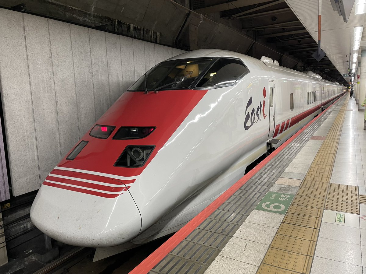 actionbakaa's tweet photo. みんなが写真を撮ってたので、珍しい新幹線なのかと、ついつい撮ってしまう田舎者 https://t.co/nVxiANJFwd