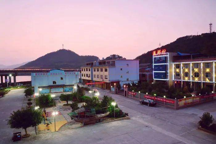 HeySeaFujian's tweet photo. For generations, Fujian’s Lianjia boat dwellers lived on boats — no land, permanent address, or schooling for their children.
After Fujian’s landmark 1990s relocation program, they now live in modern apartments, with college-educated kids and their own businesses
#CPC105 #Fujian https://t.co/2l1EIhOVTg