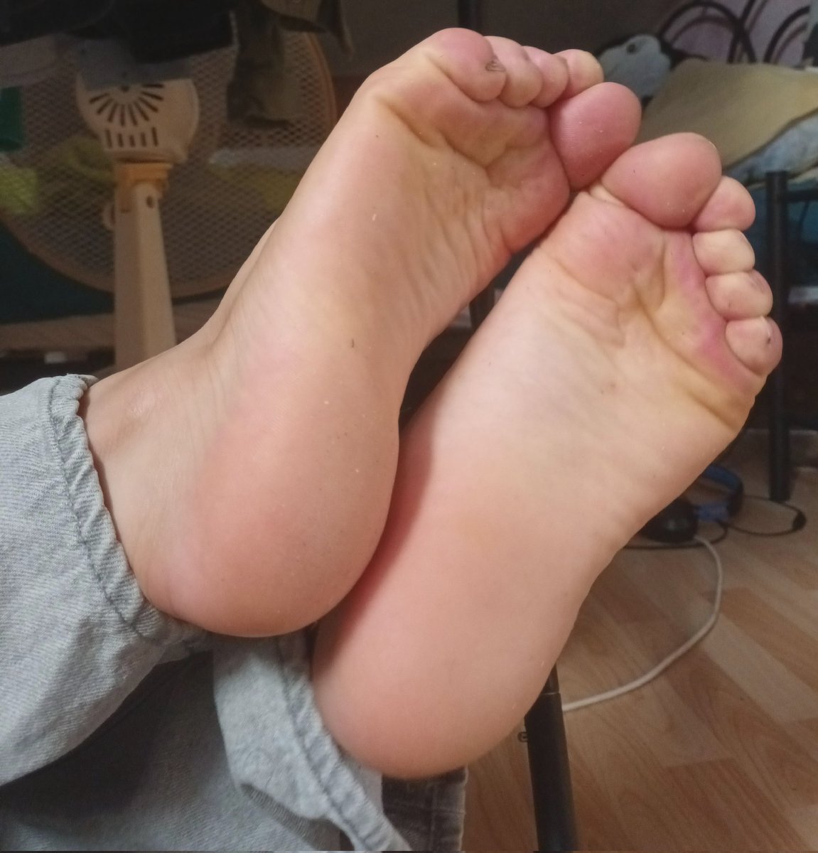 Solebreon's tweet photo. "Good morning" i say while exposing the goods~  👣✨️🖤😋

#feetmale #footfetısh https://t.co/FvTsWddBw7