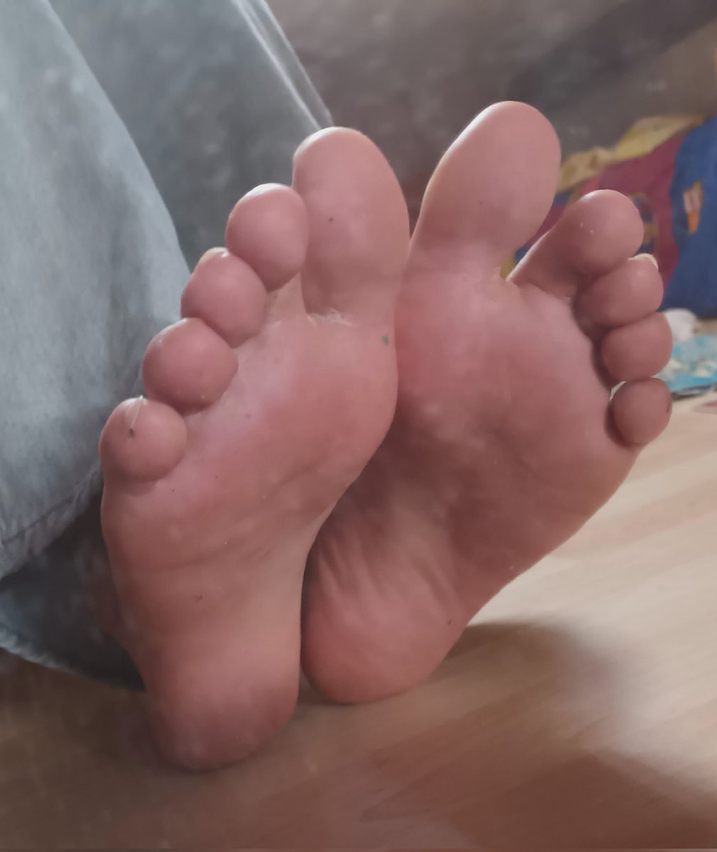 Solebreon's tweet photo. "Good morning" i say while exposing the goods~  👣✨️🖤😋

#feetmale #footfetısh https://t.co/FvTsWddBw7