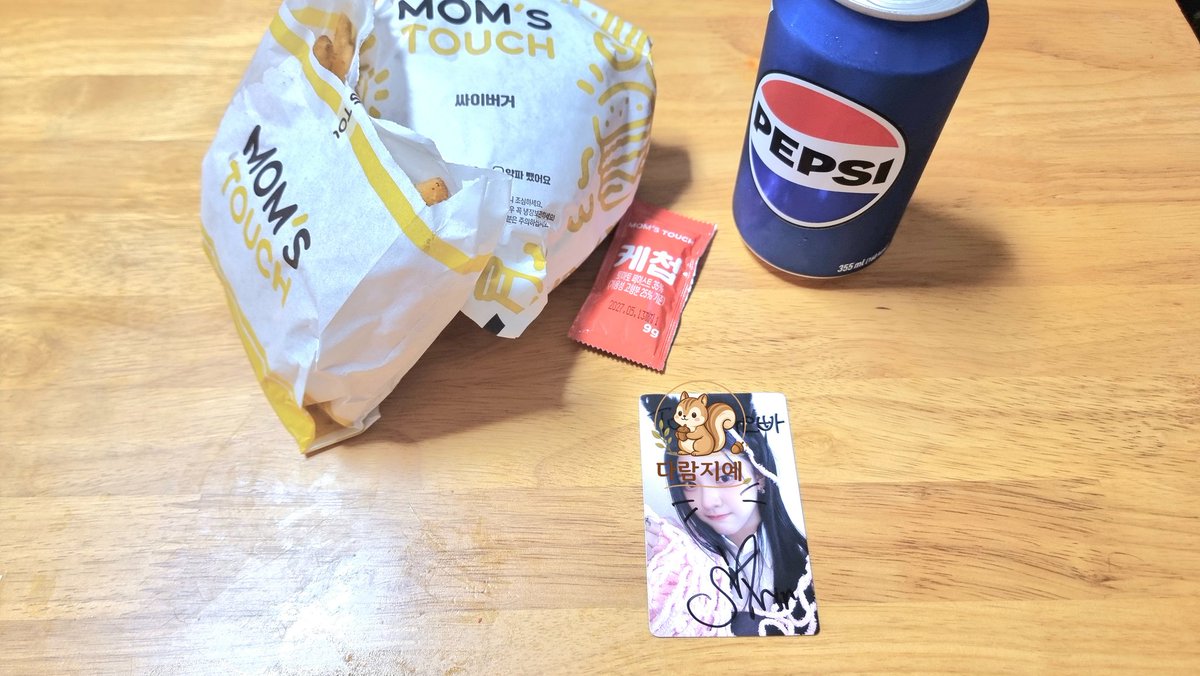 KIIRASJiYe's tweet photo. #키라스 #KIIRAS 
#하린 #Harin 
키라스 민주
260701 수
비스테이지 팝 
싸이버거 냠냠 😋 https://t.co/DG780xS20P